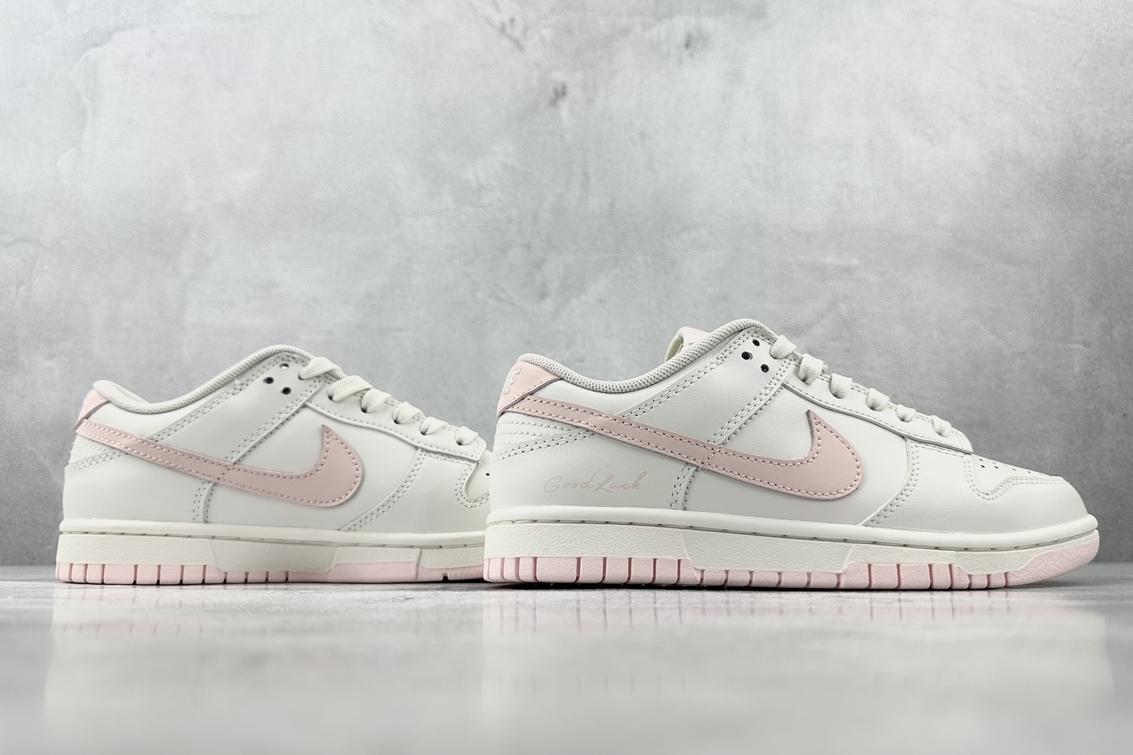 特价 
【定制球鞋】Nike Dunk 樱絮流光 米白粉

货号：W 068
尺码：35.5 36 36