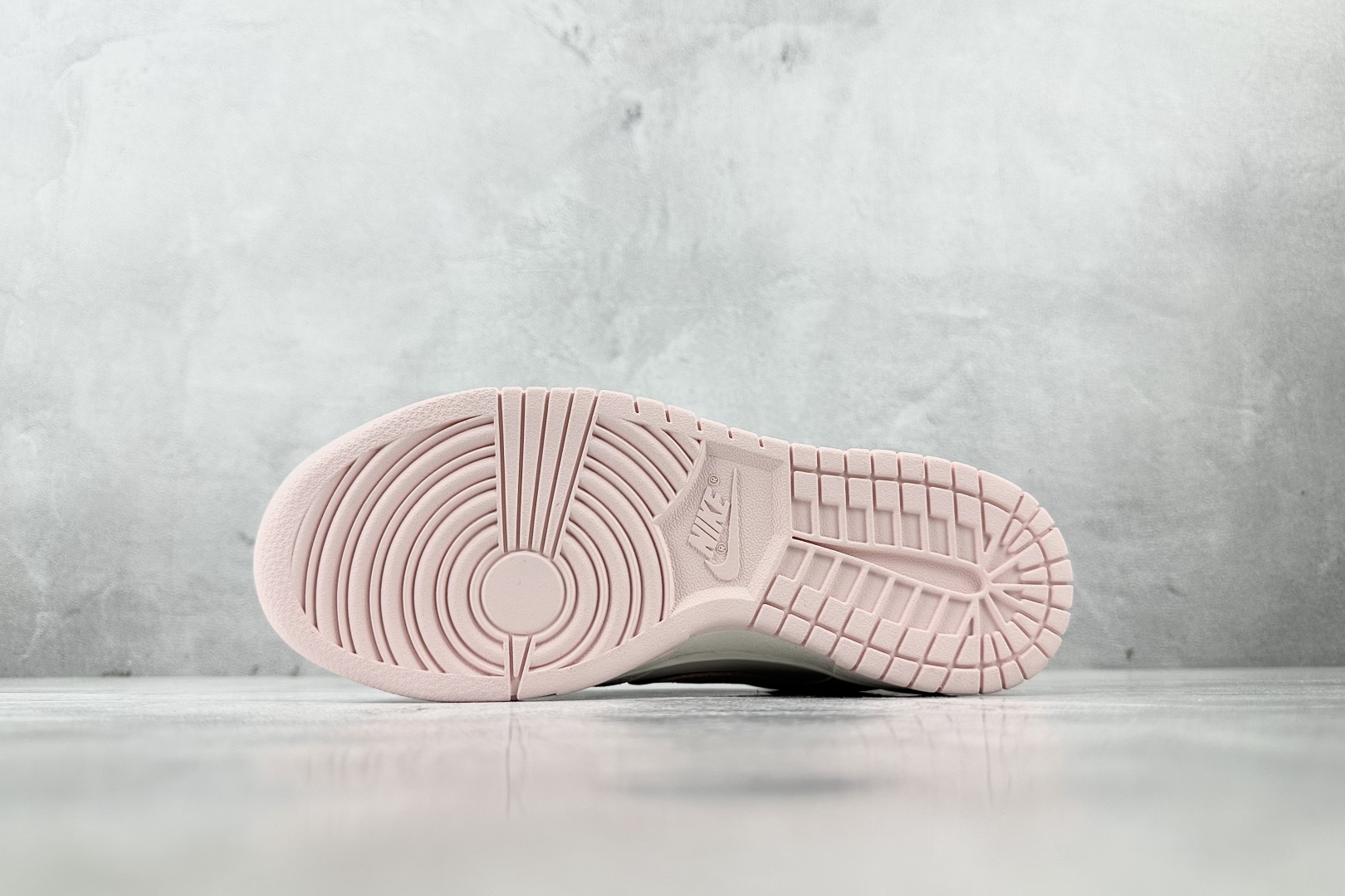 特价 
【定制球鞋】Nike Dunk 樱絮流光 米白粉

货号：W 068
尺码：35.5 36 36