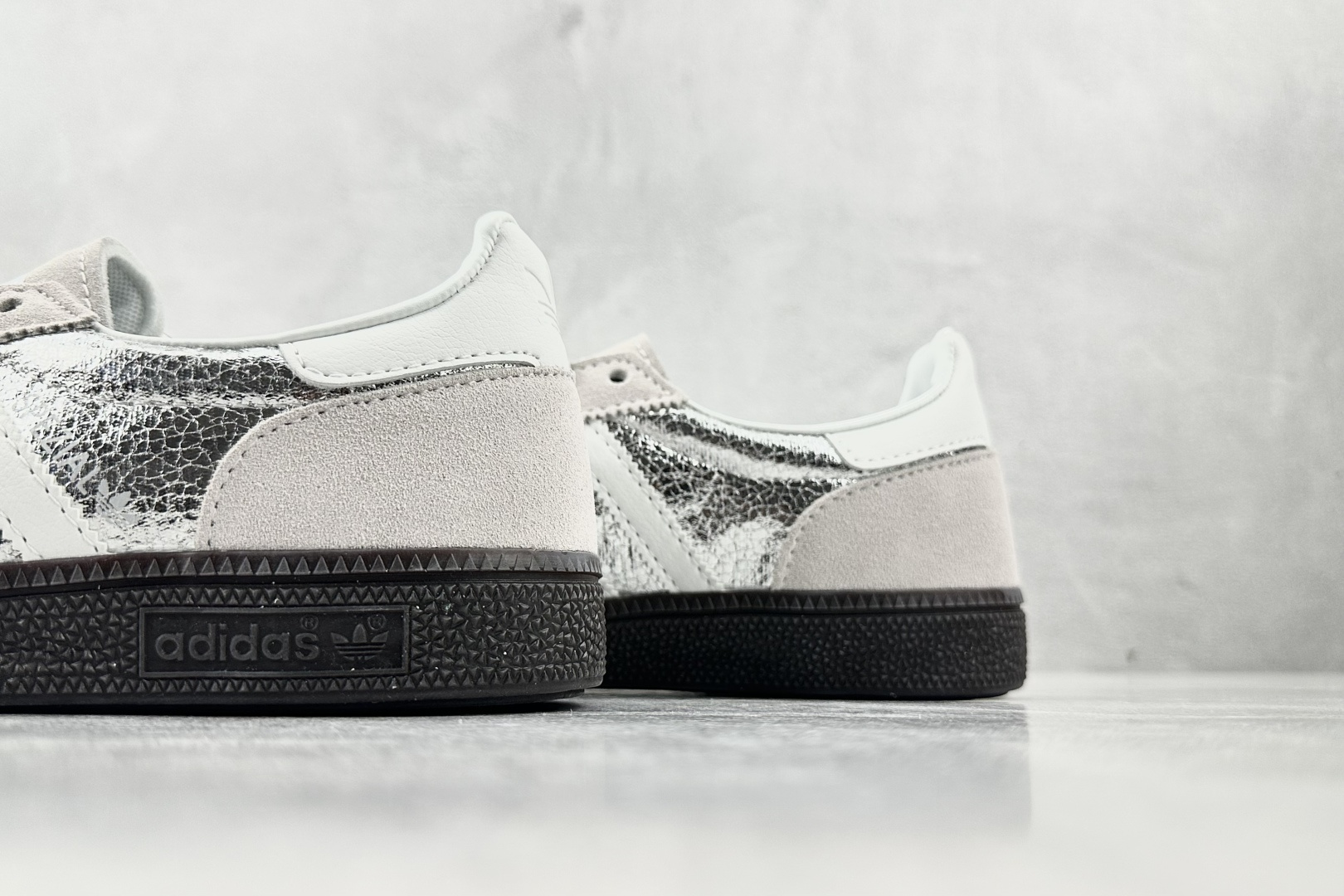 adidas originals Handball Spezial 系列 灰银色 JR6511-莆田鞋,莆田鞋货源,高仿鞋,高仿鞋货源,安福档口,莆田高仿鞋,莆田鞋批发,高仿鞋批发,莆田高仿运动鞋,高仿运动鞋,莆田运动鞋 adidas originals Handball Spezial 系列 灰银色 JR6511