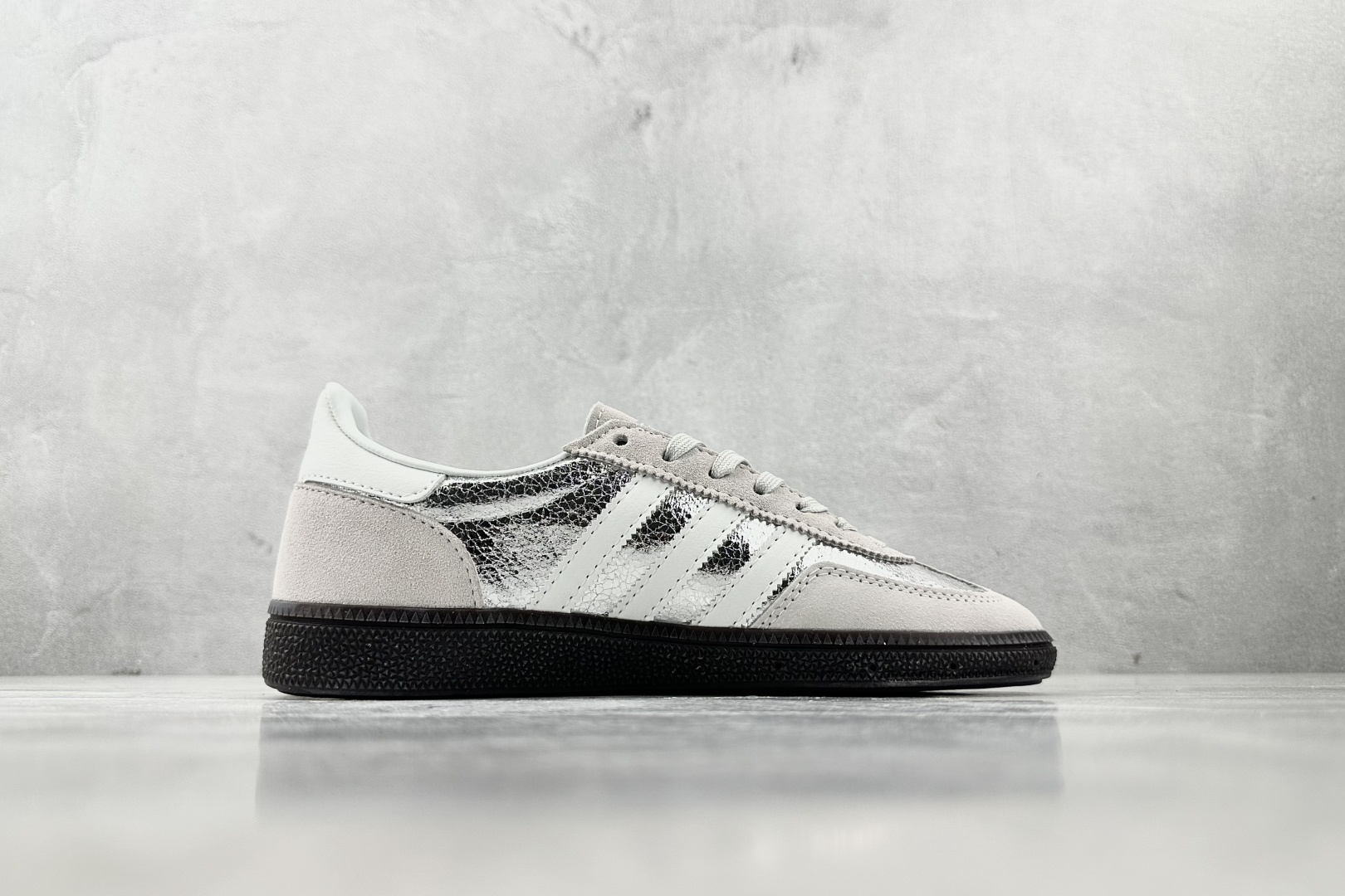 adidas originals Handball Spezial 系列 灰银色 JR6511-莆田鞋,莆田鞋货源,高仿鞋,高仿鞋货源,安福档口,莆田高仿鞋,莆田鞋批发,高仿鞋批发,莆田高仿运动鞋,高仿运动鞋,莆田运动鞋 adidas originals Handball Spezial 系列 灰银色 JR6511