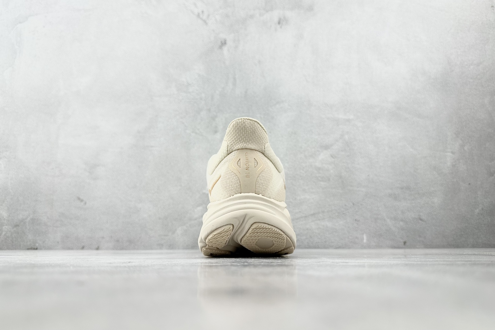 HOKA ONE ONE CLIFTON 10 米色 1162031-VCH