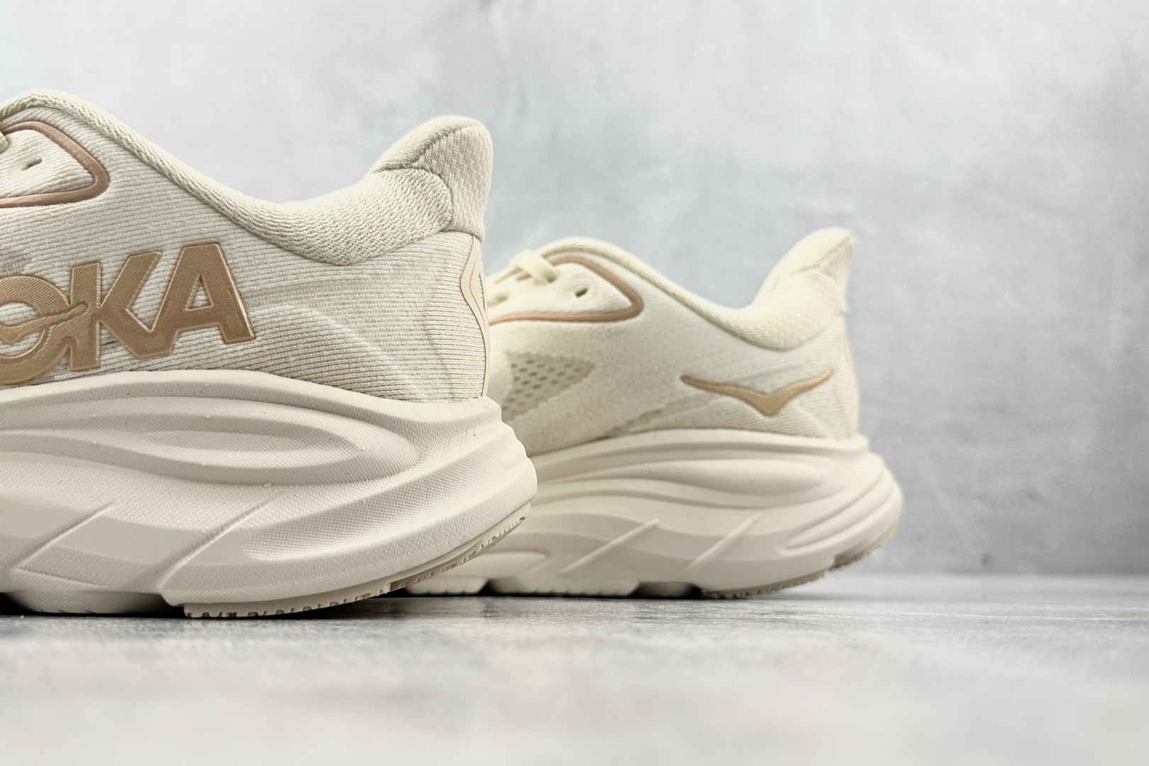 HOKA ONE ONE CLIFTON 10 米色 1162031-VCH