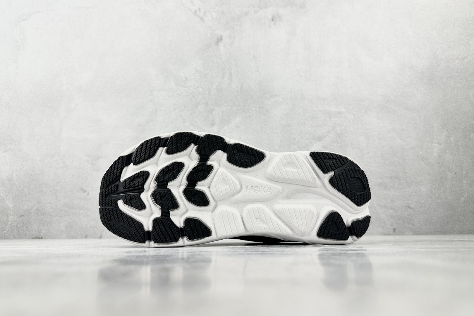 HOKA ONE ONE CLIFTON 10 黑白 1162050-BWHT