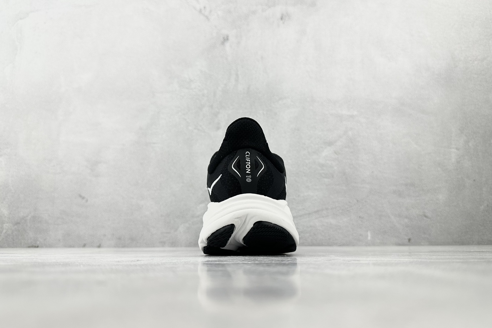 HOKA ONE ONE CLIFTON 10 黑白 1162050-BWHT