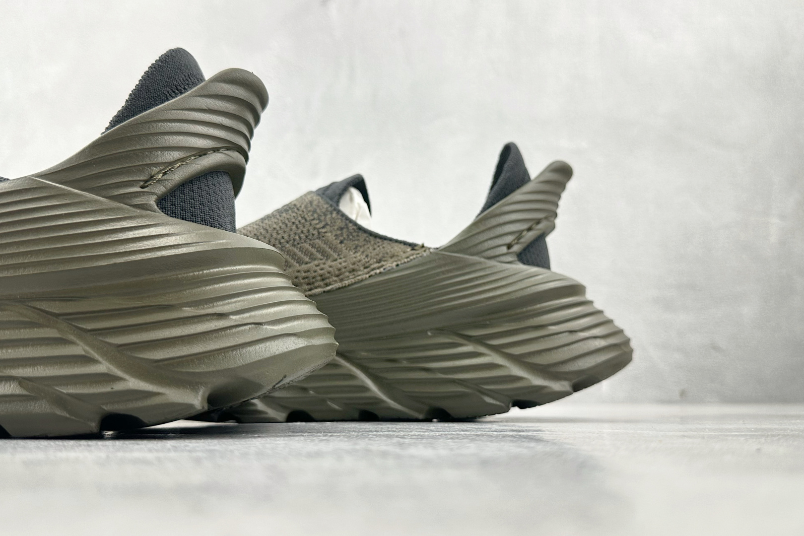 230 HOKA ONE ONE Restore TC 深橄榄色 1134532-DOBLC-Chinese UA Cheap High Quatity Brand Clothes Bags handbags Sneakers wholesale wholesaler seller from China Factory suppliers Fashion Clothing Shoes best Quality Beautiful Price 230 HOKA ONE ONE Restore TC 深橄榄色 1134532-DOBLC