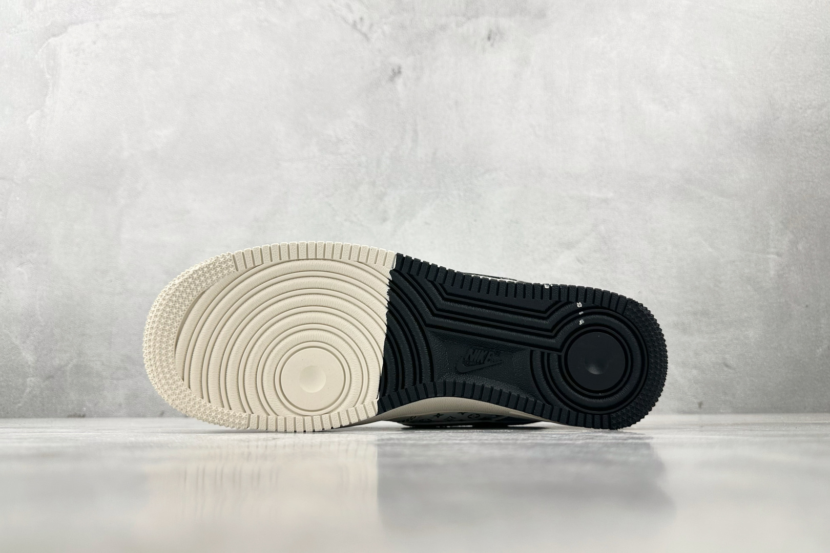 260 Nike Air Force 1'07 LV 联名 米白黑 YX5066-341-Chinese UA Cheap High Quatity Brand Clothes Bags handbags Sneakers wholesale wholesaler seller from China Factory suppliers Fashion Clothing Shoes best Quality Beautiful Price 260 Nike Air Force 1'07 LV 联名 米白黑 YX5066-341