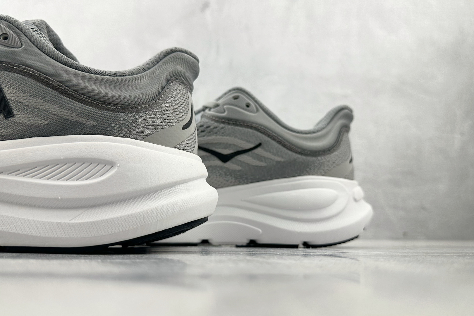 220 HOKA ONE ONE Bondi 9 ”Galactic Grey/Stellar Grey”灰色 1162011-GCTC