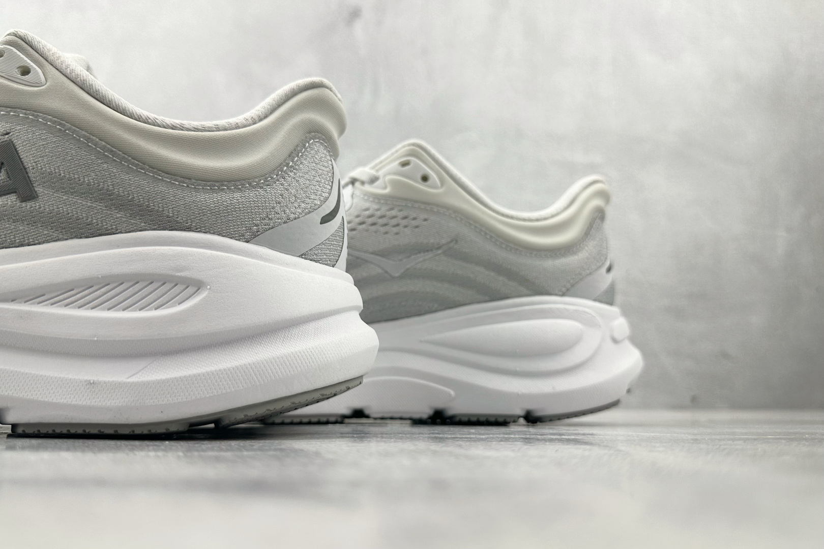 220 HOKA ONE ONE Bondi 9 白银色 1162012-SDSTS