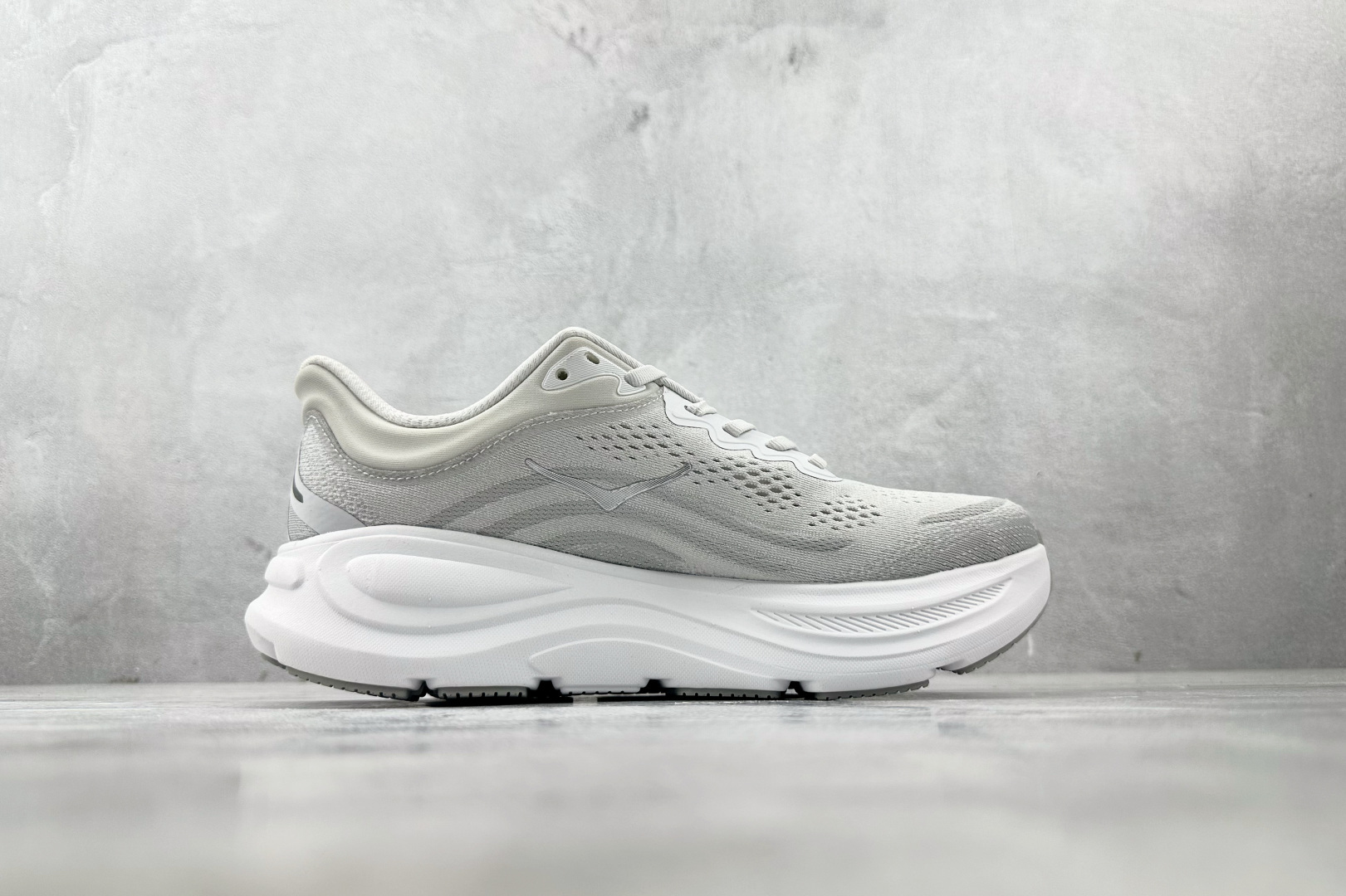 220 HOKA ONE ONE Bondi 9 白银色 1162012-SDSTS