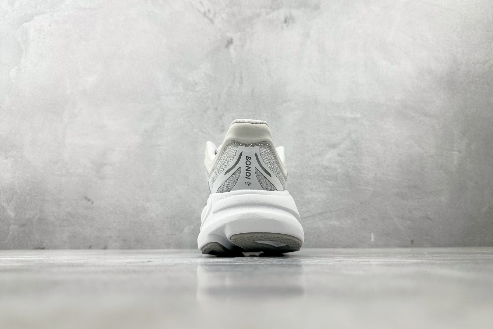 220 HOKA ONE ONE Bondi 9 白银色 1162012-SDSTS