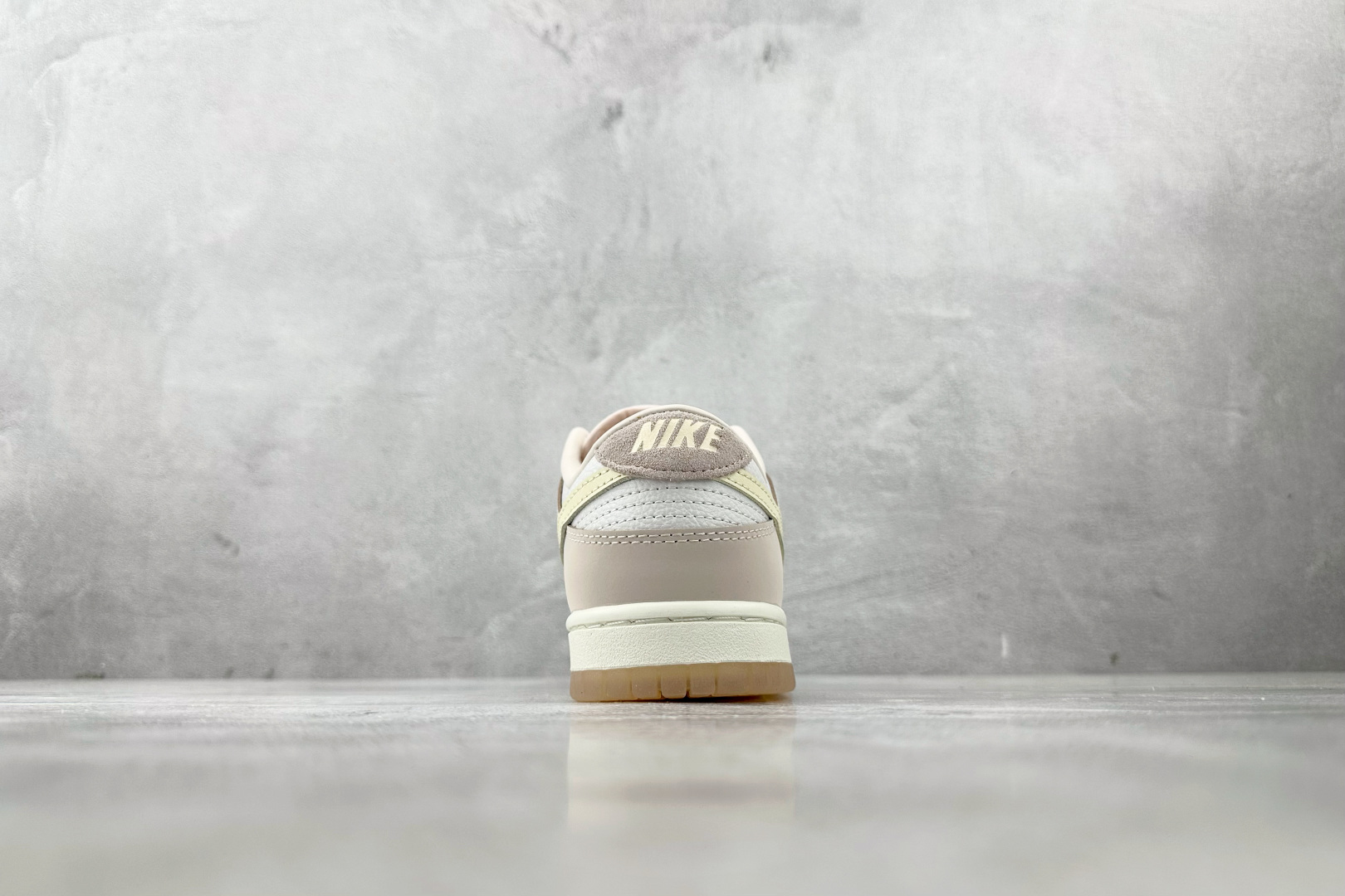 特价 
Nike Dunk Low “Light Soft Pink”粉色

货号：FB7910-601