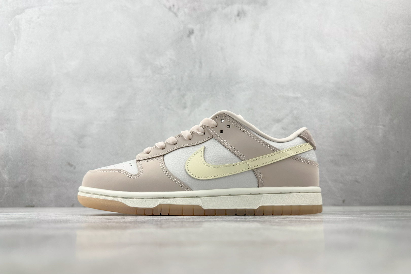 特价 
Nike Dunk Low “Light Soft Pink”粉色

货号：FB7910-601