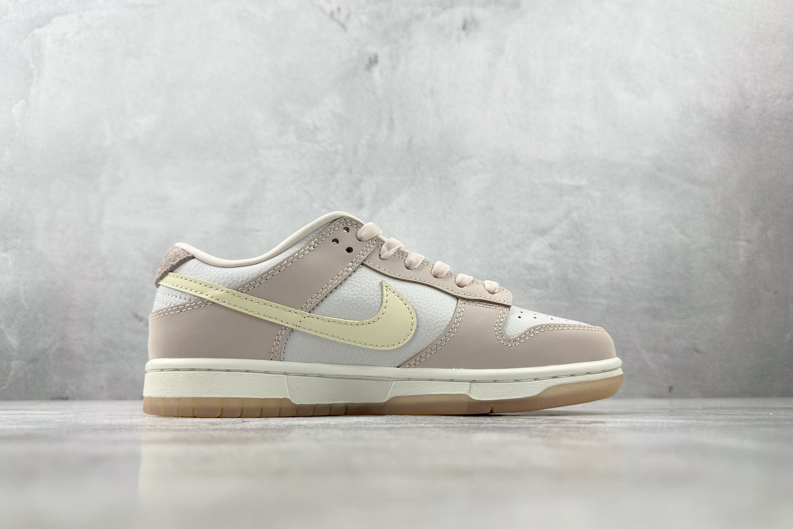 特价 
Nike Dunk Low “Light Soft Pink”粉色

货号：FB7910-601