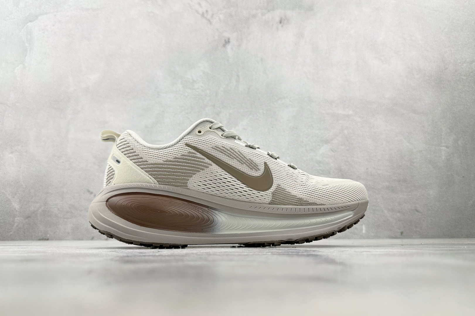 190 全套数据私模 Nike Vomero 18 棕色 HM6804-003