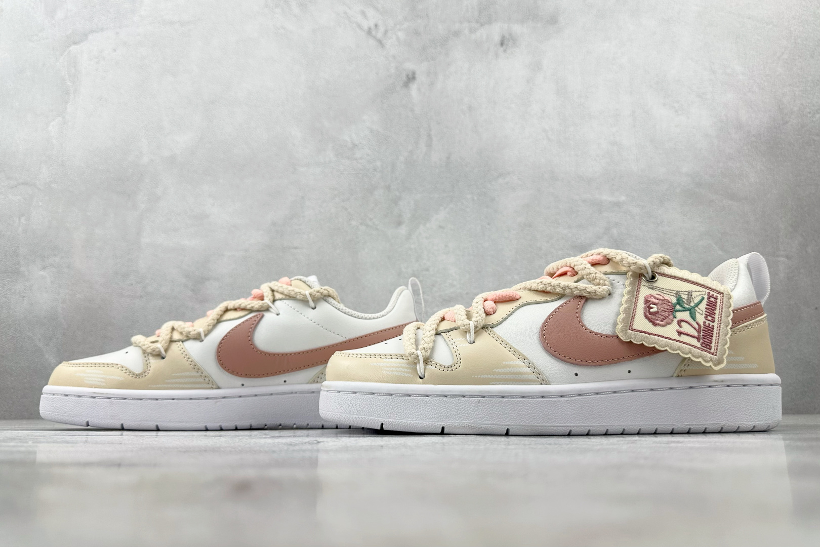K13特价 
【定制球鞋】Nike Court Borough 2 玫瑰布贴 GS 米粉白

货号：BQ