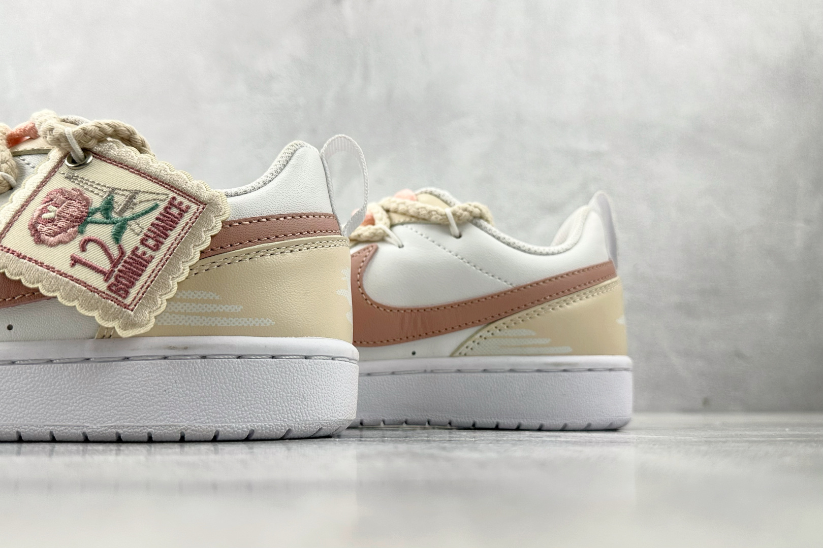 K13特价 
【定制球鞋】Nike Court Borough 2 玫瑰布贴 GS 米粉白

货号：BQ
