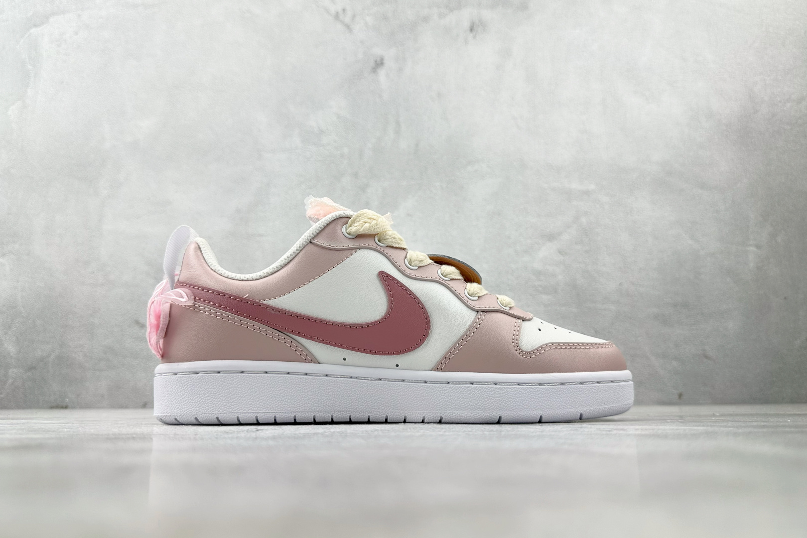 K13特价 
【定制球鞋】Nike Court Borough 夏日公主 GS 粉白

货号：DQ597