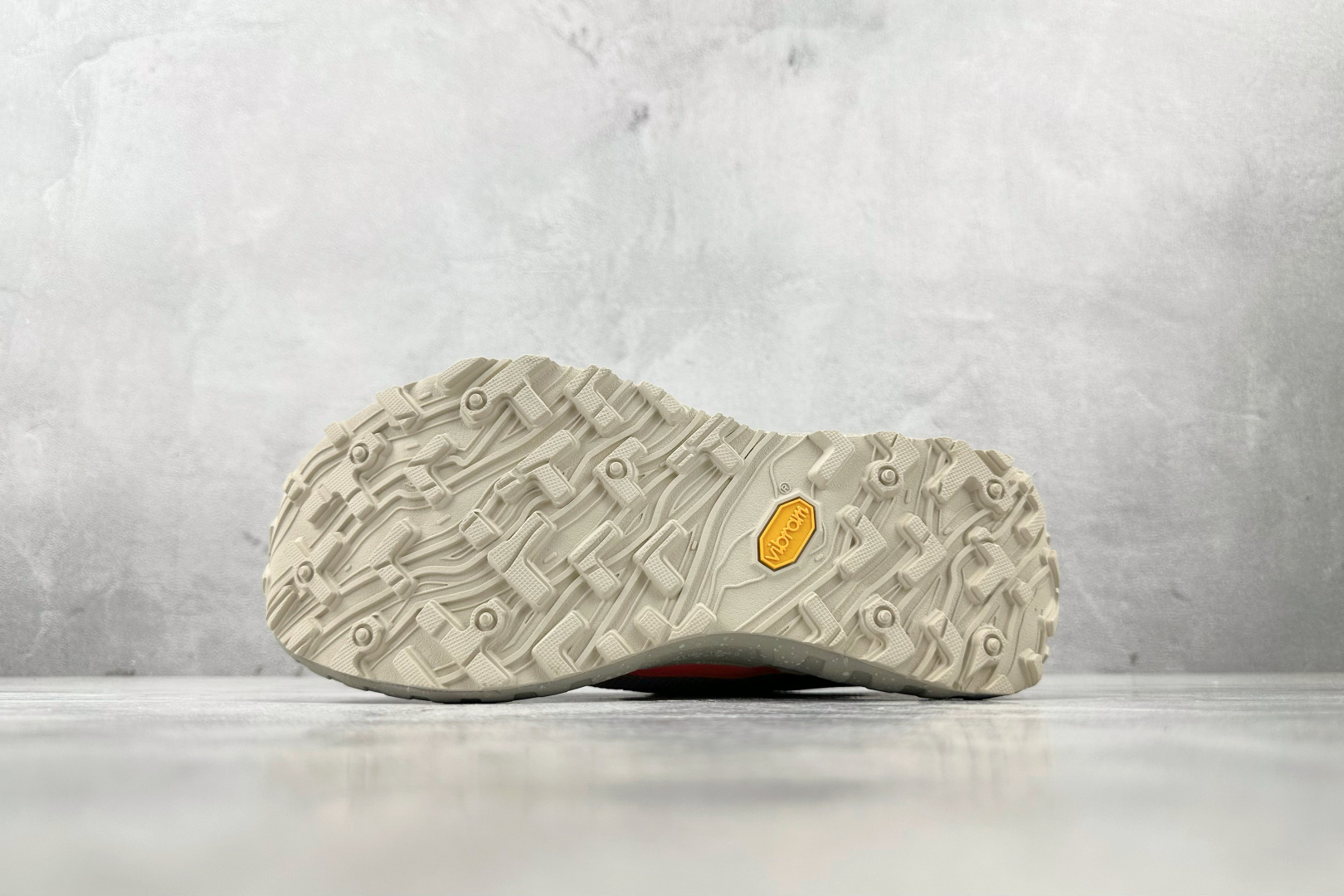 M 版 240 NORDA 001 褐红色 NORDA001-M-GRAV