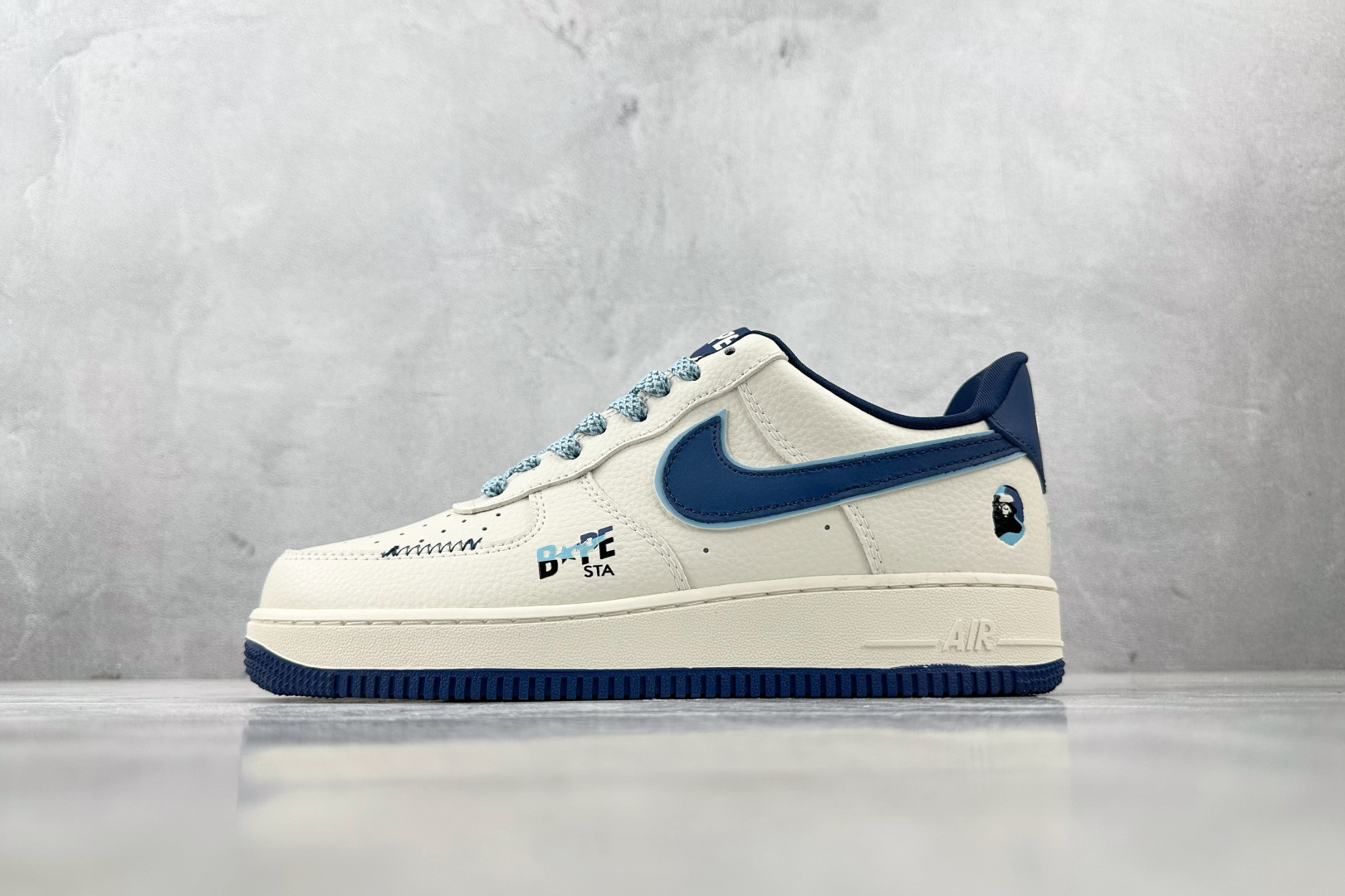 XC  Nike Air Force 1\'07 猿人头 联名 米白蓝 货号：KB1688 002 尺码：36 36.5 37.5 38 38.5 39 40 40.5 41 42 42.5 43 44 44.5 45-选品中心