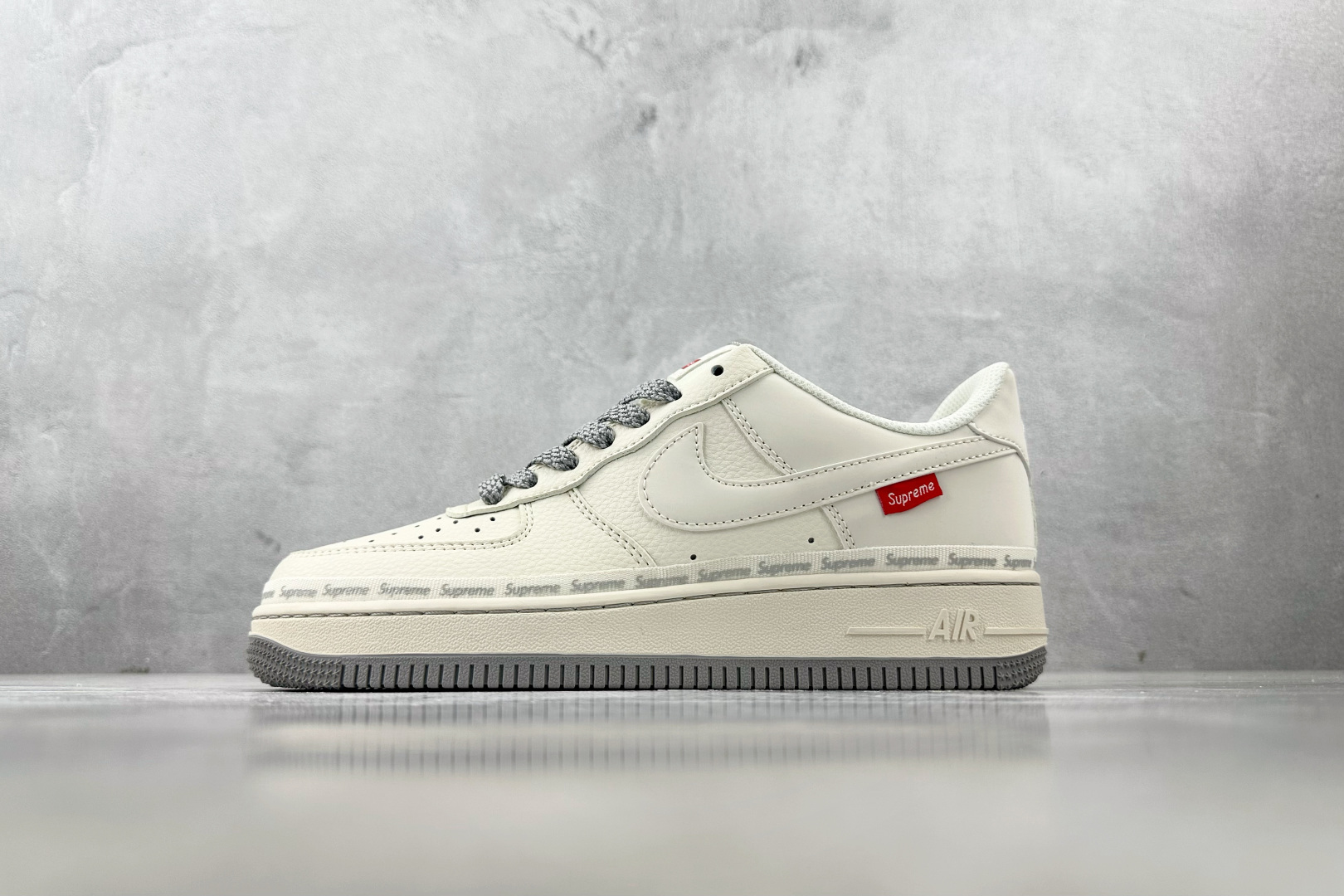 XC  Nike Air Force 1\'07 Supreme 联名 米白灰 货号：XX3168 205 尺码：36 36.5 37.5 38 38.5 39 40 40.5 41 42 42.5 43 44 44.5 45-选品中心
