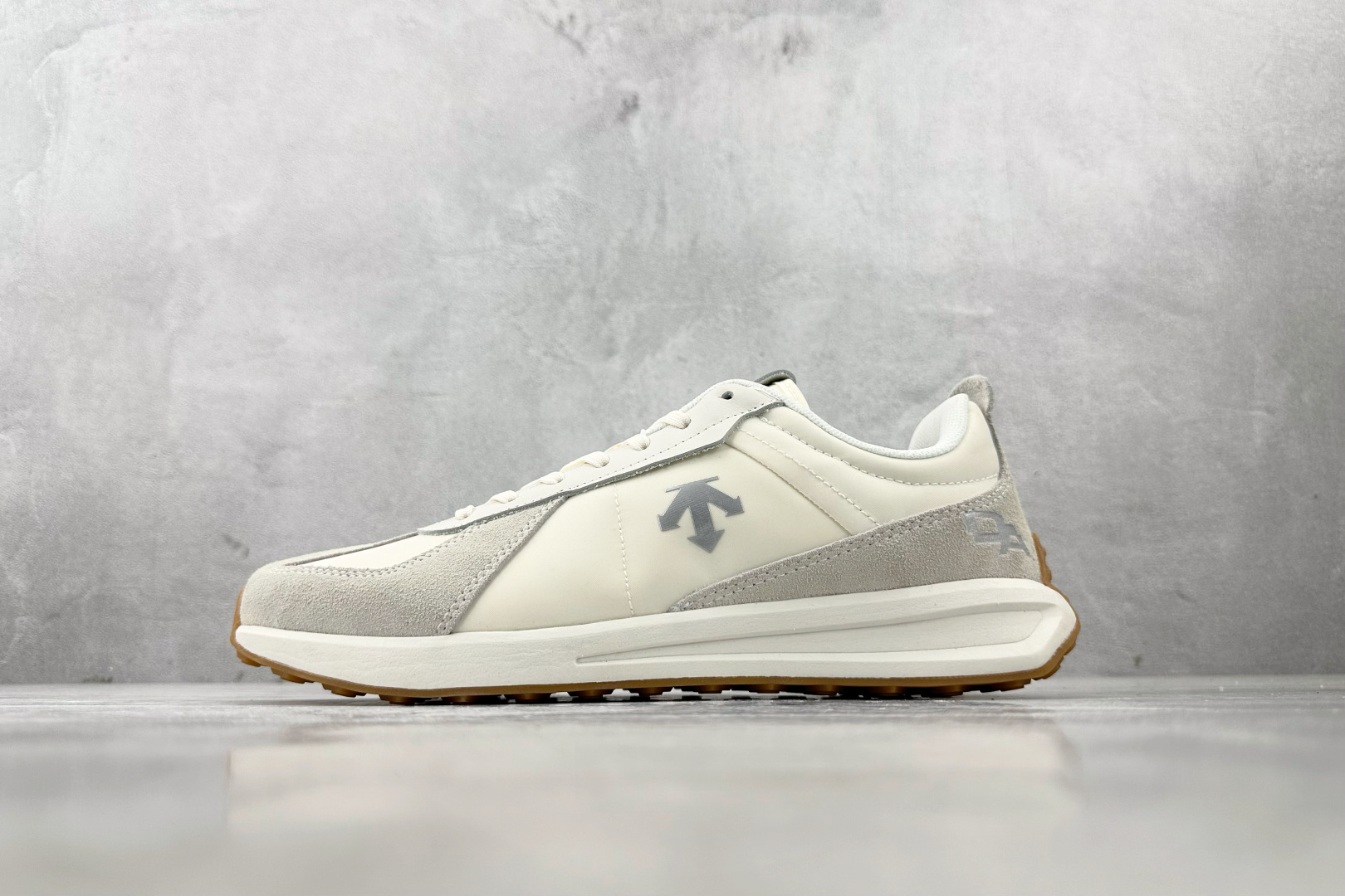 N版  东南亚订单 迪桑特DESCENTE Chron TRAINER 白灰 货号：D5232LSN15-WT 尺码：36 36.5 37 38.5 39 40 40.5 41 42 42.5 43 44 44.5 45-选品中心