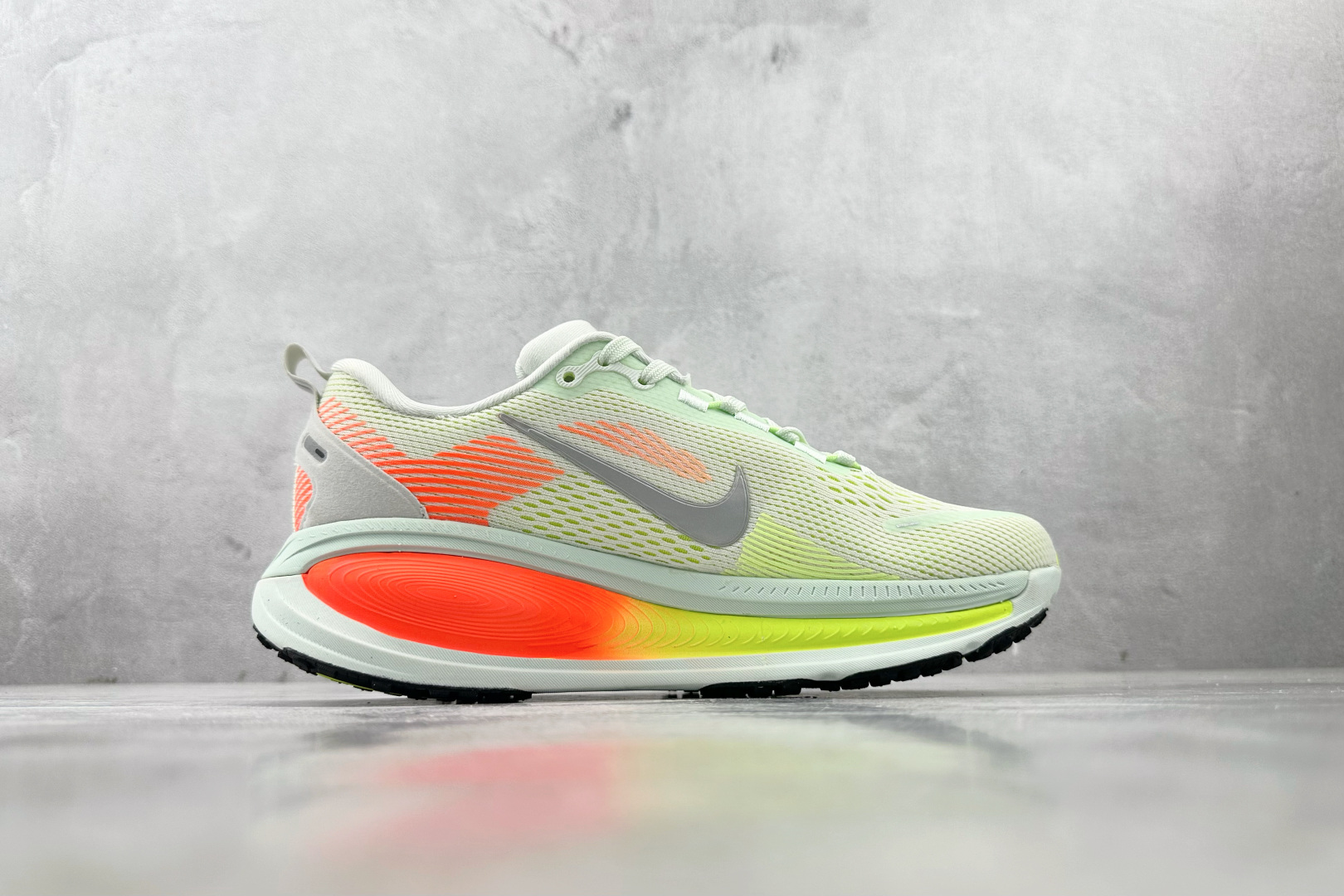 N 版 220 东南亚订单 Nike Vomero 18 绿橙色 HM6803-300-Chinese  UA Cheap High Quatity Brand  Clothes Bags handbags Sneakers wholesale wholesaler seller from China Factory suppliers Fashion Clothing  Shoes best Quality Beautiful Price  N 版 220 东南亚订单 Nike Vomero 18 绿橙色 HM6803-300