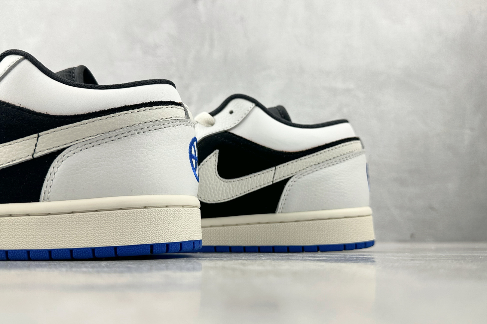 210 Jordan Air Jordan 1 low 黑白 HQ0764-001
