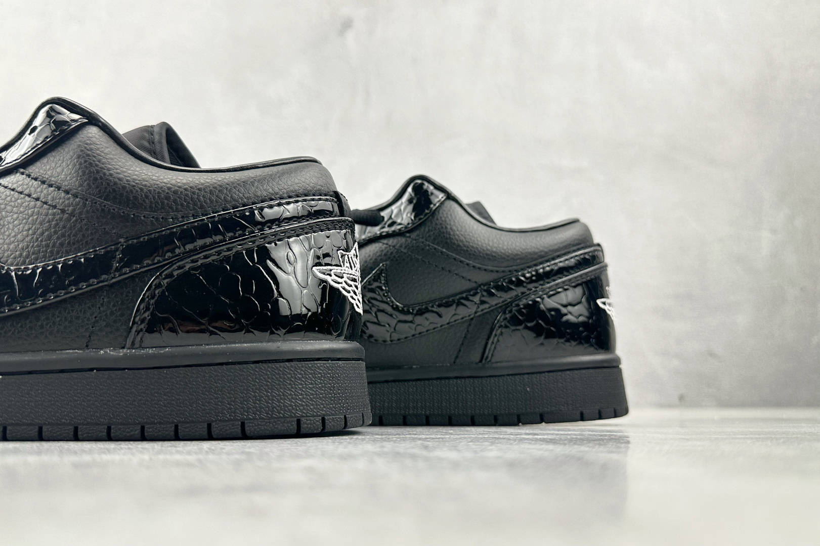 图片[8]-OT  打破市场垄断 顶级过验品质 一流品控免检产品 配色持续更新 原鞋开发 还原公司级 定位市场第一梯队 Jordan Air Jordan 1 low 漆皮 黑色 货号：HJ7743-010 尺码：35.5 36 36.5 37.5 38 38.5 39 40 40.5 41 42 42.5 43 44 44.5 45 46-选品中心