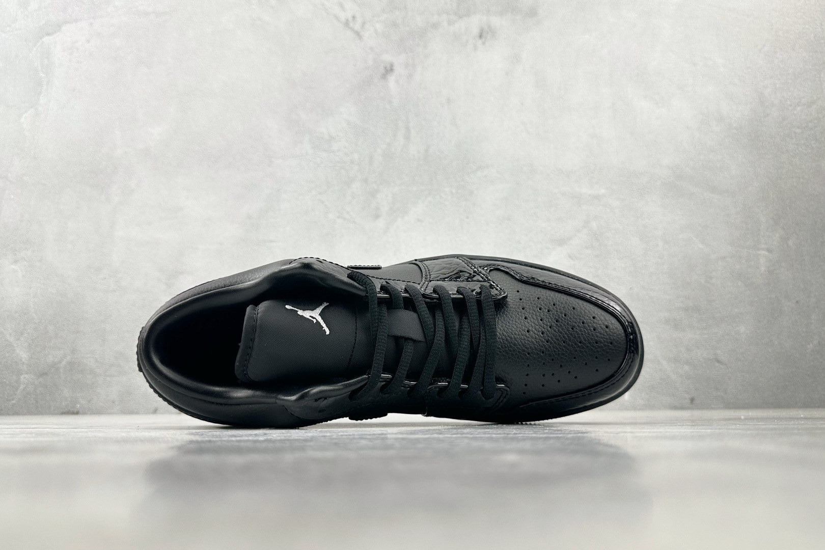 图片[3]-OT  打破市场垄断 顶级过验品质 一流品控免检产品 配色持续更新 原鞋开发 还原公司级 定位市场第一梯队 Jordan Air Jordan 1 low 漆皮 黑色 货号：HJ7743-010 尺码：35.5 36 36.5 37.5 38 38.5 39 40 40.5 41 42 42.5 43 44 44.5 45 46-选品中心