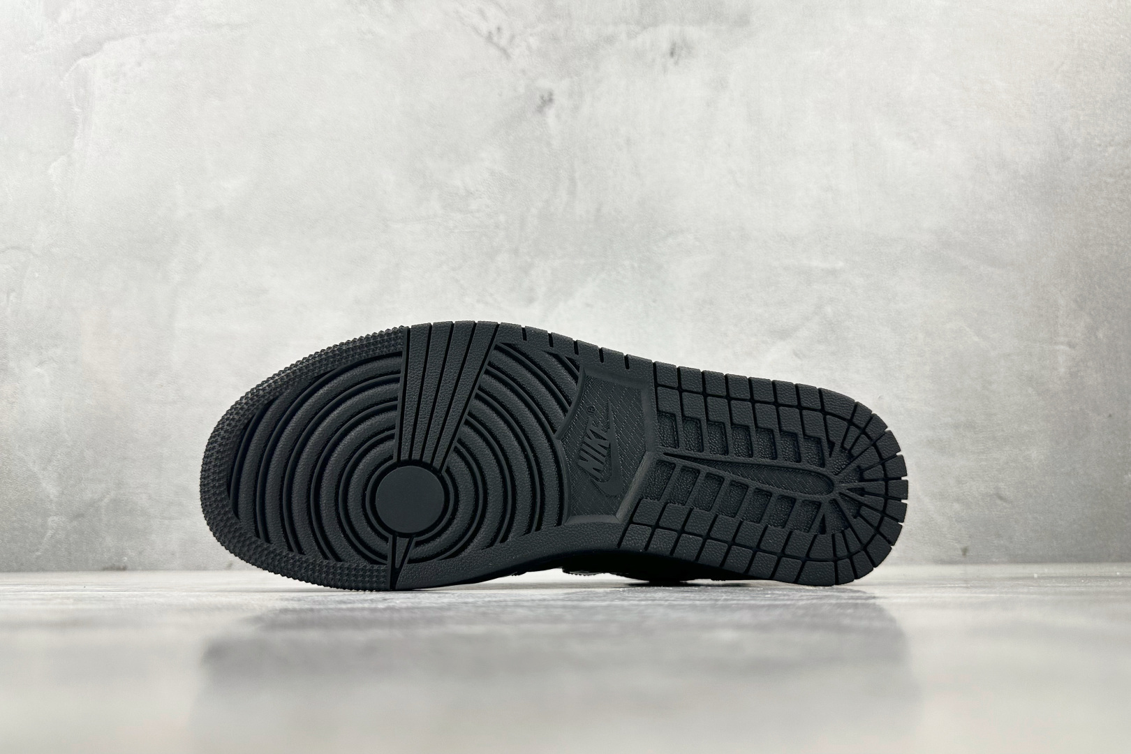 图片[4]-OT  打破市场垄断 顶级过验品质 一流品控免检产品 配色持续更新 原鞋开发 还原公司级 定位市场第一梯队 Jordan Air Jordan 1 low 漆皮 黑色 货号：HJ7743-010 尺码：35.5 36 36.5 37.5 38 38.5 39 40 40.5 41 42 42.5 43 44 44.5 45 46-选品中心