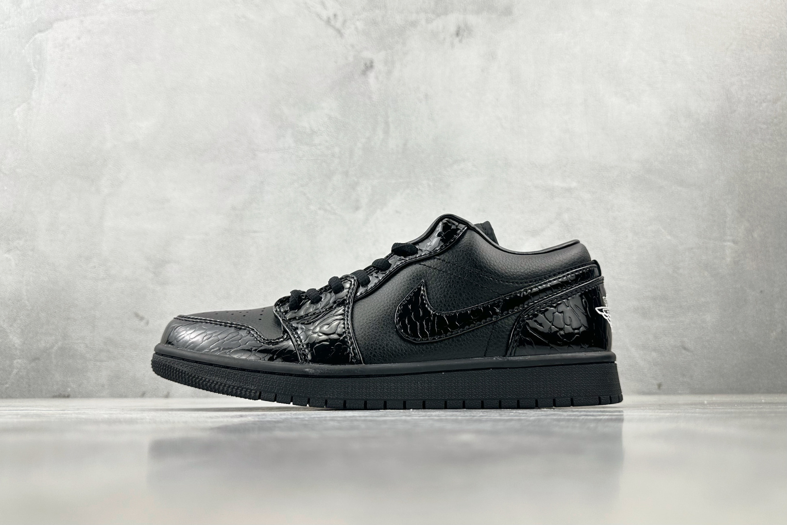 OT  打破市场垄断 顶级过验品质 一流品控免检产品 配色持续更新 原鞋开发 还原公司级 定位市场第一梯队 Jordan Air Jordan 1 low 漆皮 黑色 货号：HJ7743-010 尺码：35.5 36 36.5 37.5 38 38.5 39 40 40.5 41 42 42.5 43 44 44.5 45 46-选品中心