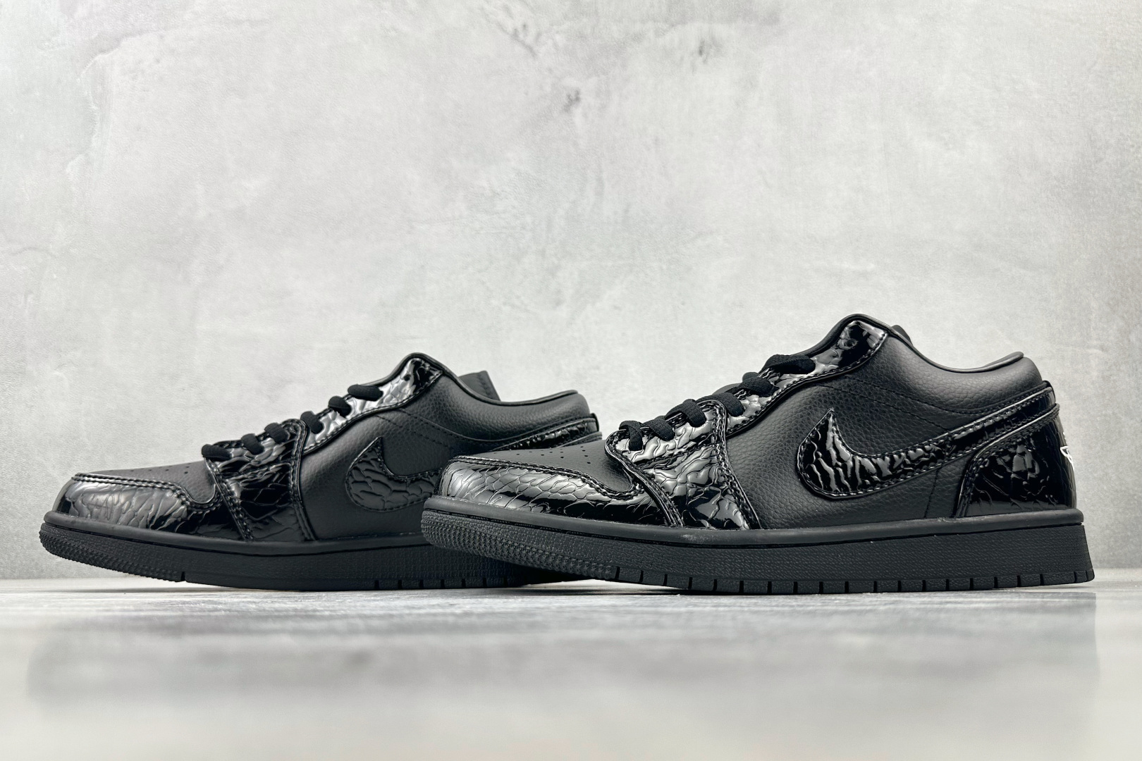 图片[5]-OT  打破市场垄断 顶级过验品质 一流品控免检产品 配色持续更新 原鞋开发 还原公司级 定位市场第一梯队 Jordan Air Jordan 1 low 漆皮 黑色 货号：HJ7743-010 尺码：35.5 36 36.5 37.5 38 38.5 39 40 40.5 41 42 42.5 43 44 44.5 45 46-选品中心