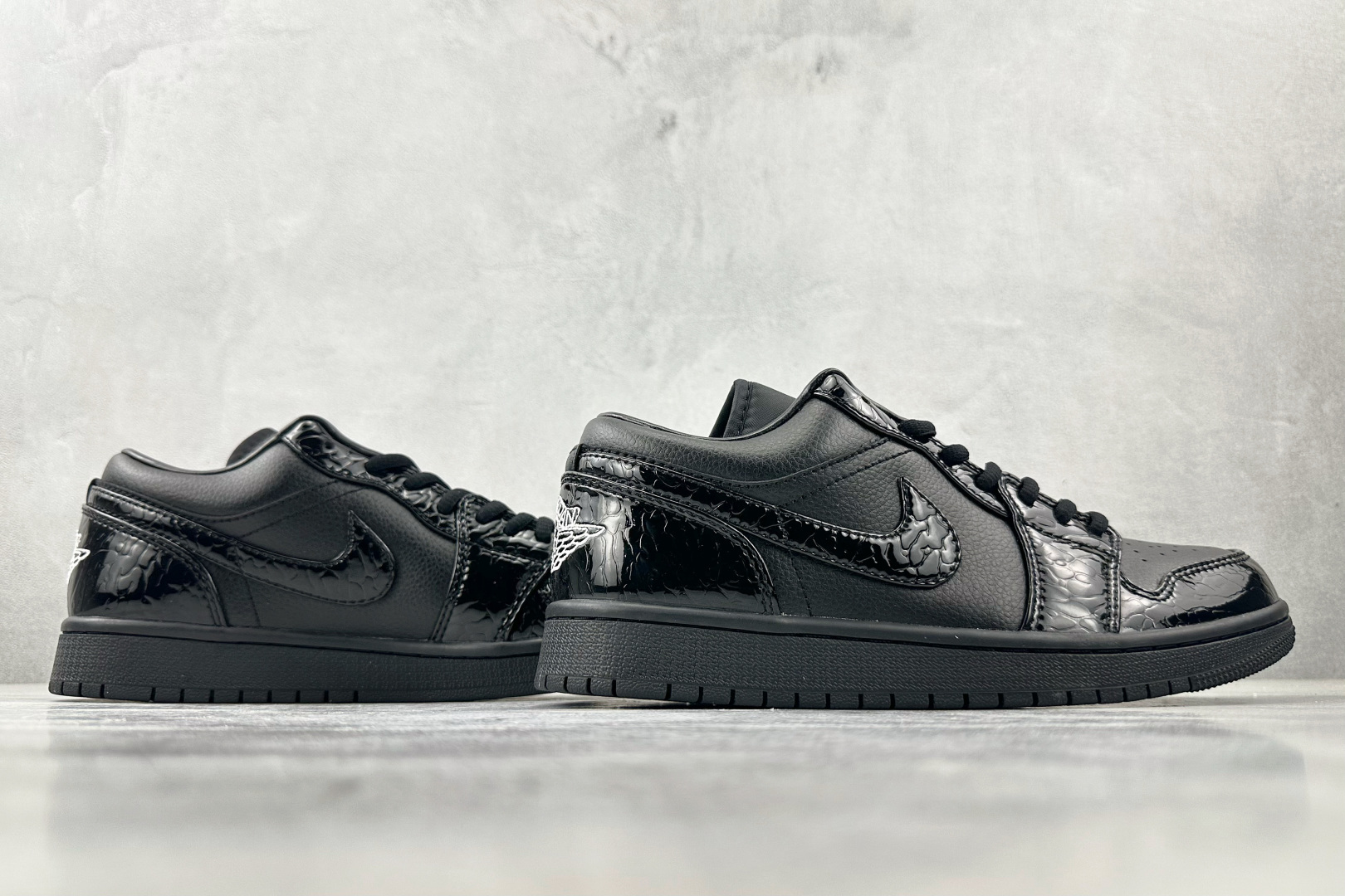 图片[6]-OT  打破市场垄断 顶级过验品质 一流品控免检产品 配色持续更新 原鞋开发 还原公司级 定位市场第一梯队 Jordan Air Jordan 1 low 漆皮 黑色 货号：HJ7743-010 尺码：35.5 36 36.5 37.5 38 38.5 39 40 40.5 41 42 42.5 43 44 44.5 45 46-选品中心