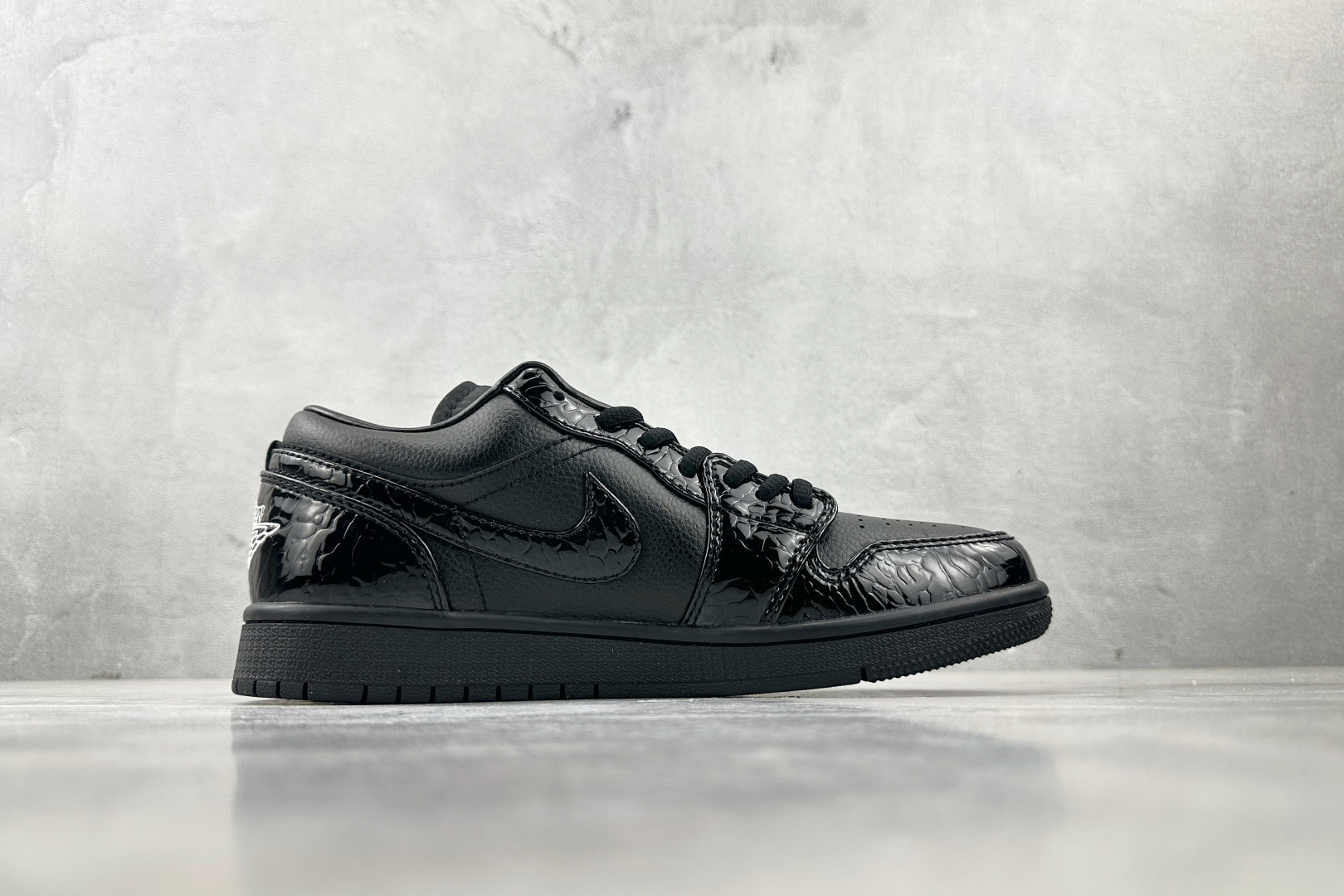 图片[2]-OT  打破市场垄断 顶级过验品质 一流品控免检产品 配色持续更新 原鞋开发 还原公司级 定位市场第一梯队 Jordan Air Jordan 1 low 漆皮 黑色 货号：HJ7743-010 尺码：35.5 36 36.5 37.5 38 38.5 39 40 40.5 41 42 42.5 43 44 44.5 45 46-选品中心