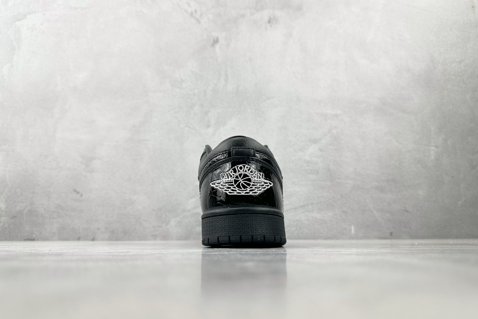 图片[9]-OT  打破市场垄断 顶级过验品质 一流品控免检产品 配色持续更新 原鞋开发 还原公司级 定位市场第一梯队 Jordan Air Jordan 1 low 漆皮 黑色 货号：HJ7743-010 尺码：35.5 36 36.5 37.5 38 38.5 39 40 40.5 41 42 42.5 43 44 44.5 45 46-选品中心