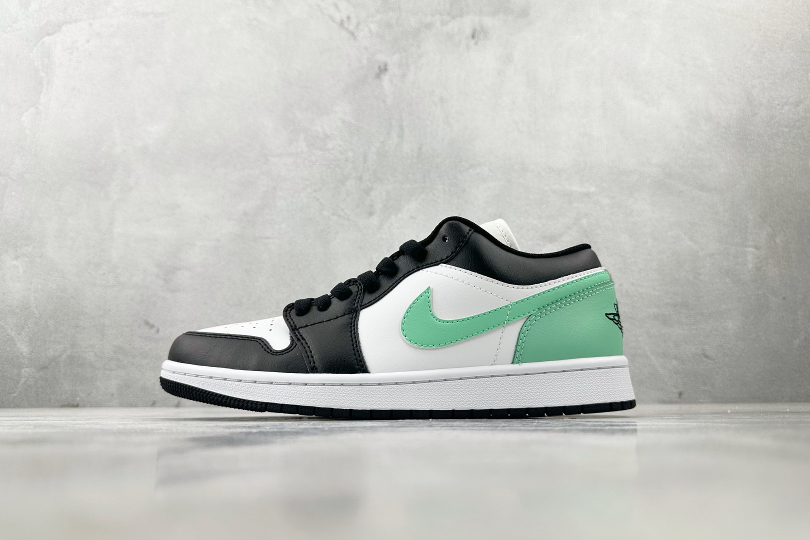 OT  打破市场垄断 顶级过验品质 一流品控免检产品 配色持续更新 原鞋开发 还原公司级 定位市场第一梯队 Jordan Air Jordan 1 low 白绿 货号：553558-131 尺码：35.5 36 36.5 37.5 38 38.5 39 40 40.5 41 42 42.5 43 44 44.5 45 46-选品中心