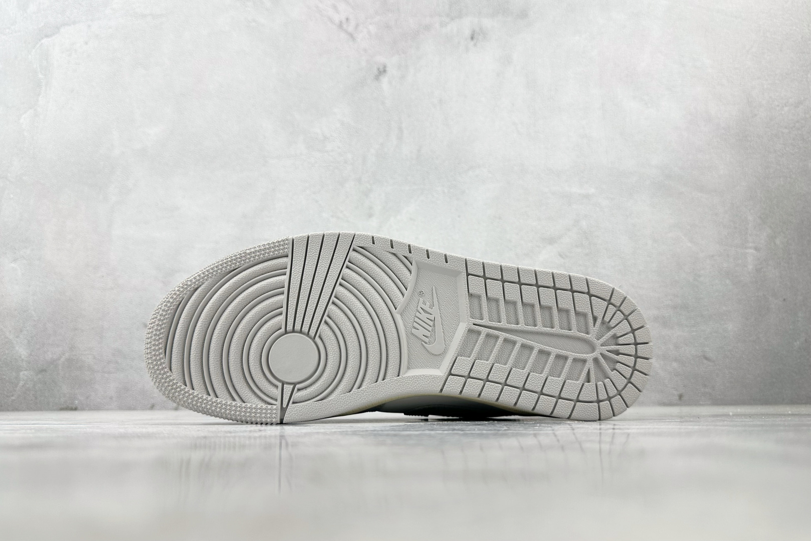 图片[4]-OT  打破市场垄断 顶级过验品质 一流品控免检产品 配色持续更新 原鞋开发 还原公司级 定位市场第一梯队 Jordan Air Jordan 1 low 灰白 货号：DC0774-103 尺码：35.5 36 36.5 37.5 38 38.5 39 40 40.5 41 42 42.5 43 44 44.5 45 46-选品中心