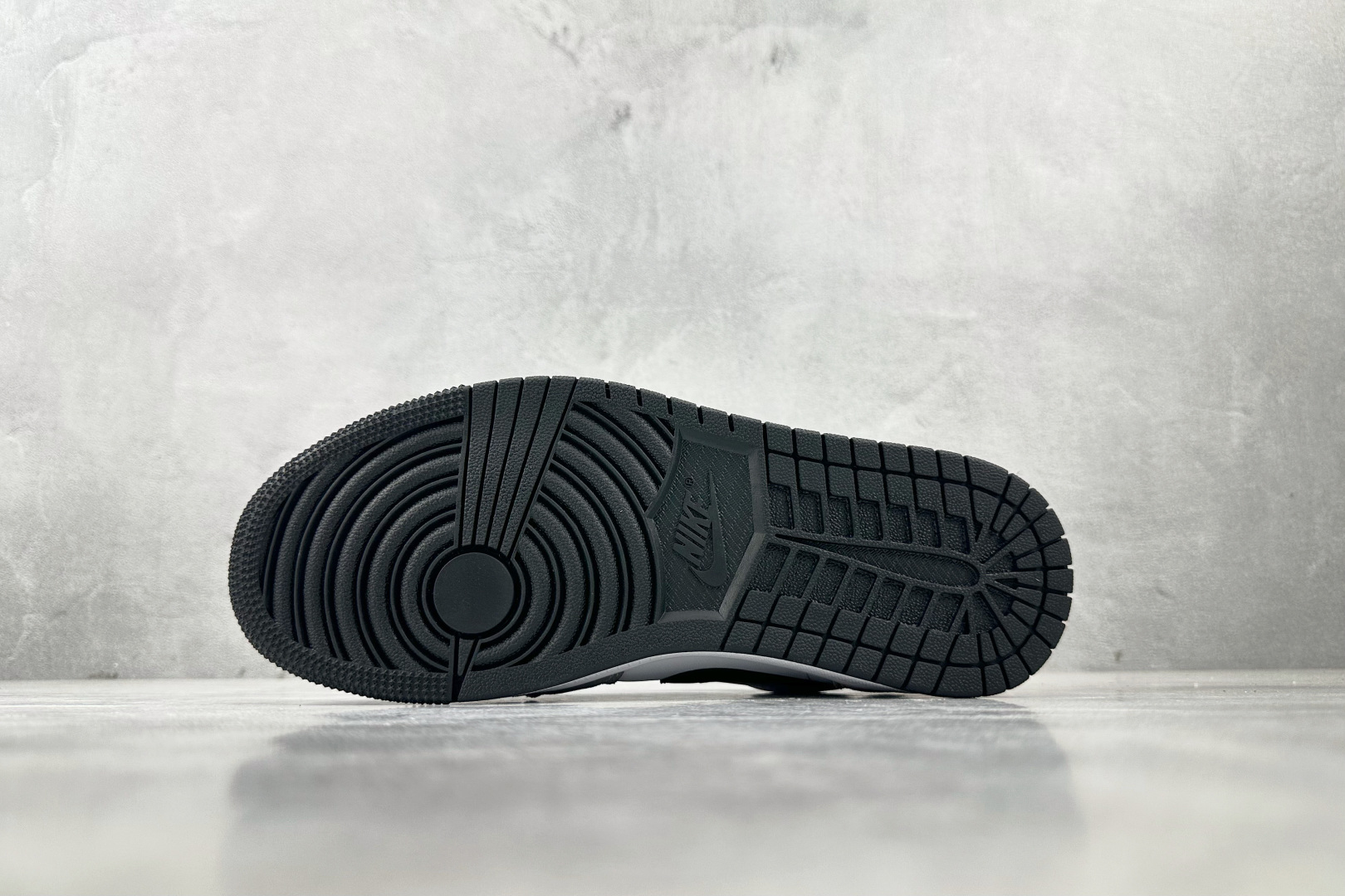 图片[4]-OT  打破市场垄断 顶级过验品质 一流品控免检产品 配色持续更新 原鞋开发 还原公司级 定位市场第一梯队 Jordan Air Jordan 1 low 黑白灰 货号：DX4334-008 尺码：35.5 36 36.5 37.5 38 38.5 39 40 40.5 41 42 42.5 43 44 44.5 45 46-选品中心