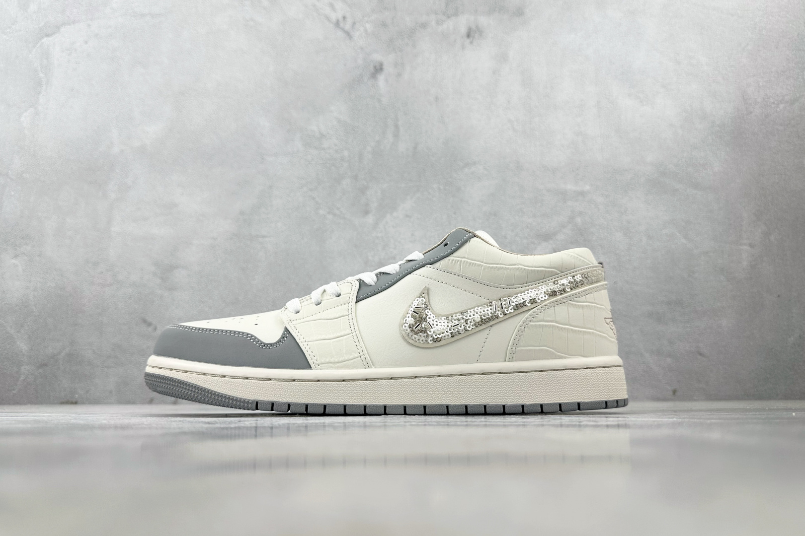 K版  综合版 Jordan Air Jordan 1 米白 货号：IH7323-100 尺码：36 36.5 37 38.5 39 40 40.5 41 42 42.5 43 44 44.5 45 46-选品中心