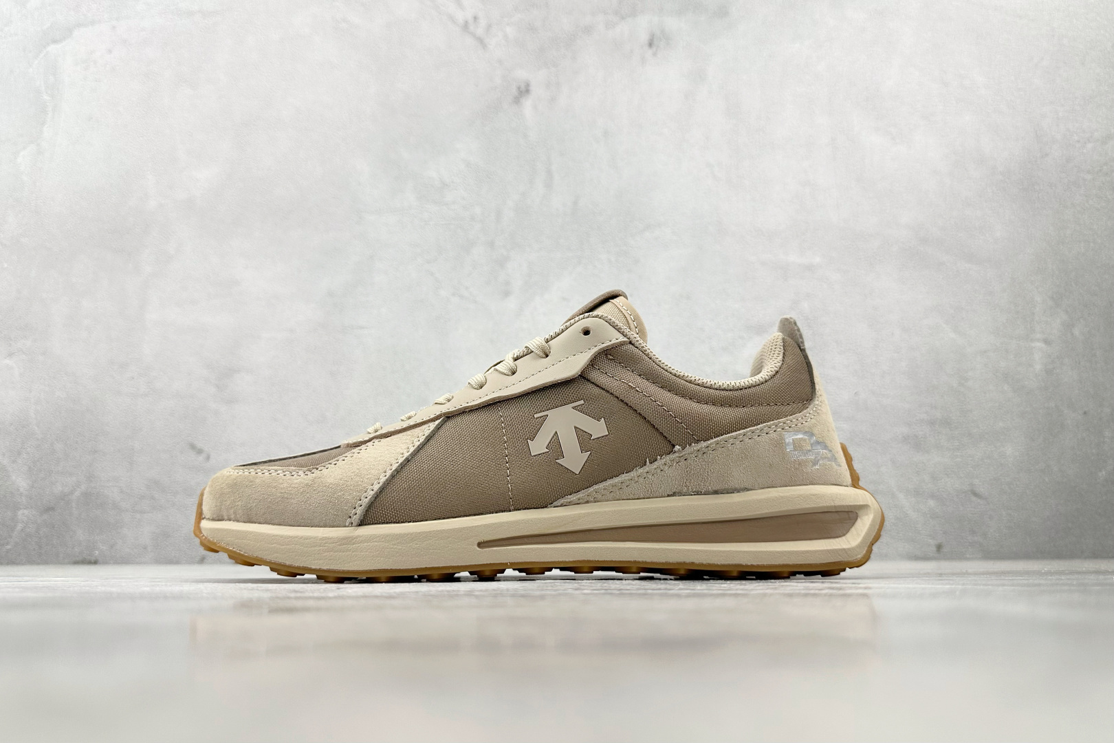 N版  东南亚订单 迪桑特DESCENTE Chron TRAINER 卡其 货号：D5231LSN15 尺码：36 36.5 37 38.5 39 40 40.5 41 42 42.5 43 44 44.5 45-选品中心