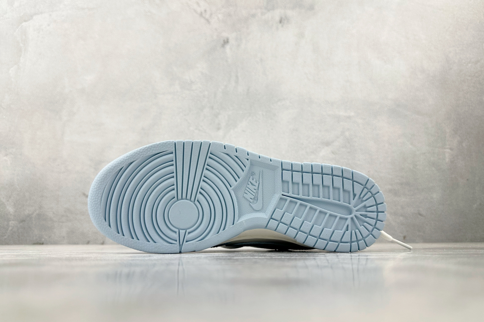  
【定制球鞋】Nike Dunk 洛水 米白蓝

货号：BW0510 060
尺码：35.5 36 3
