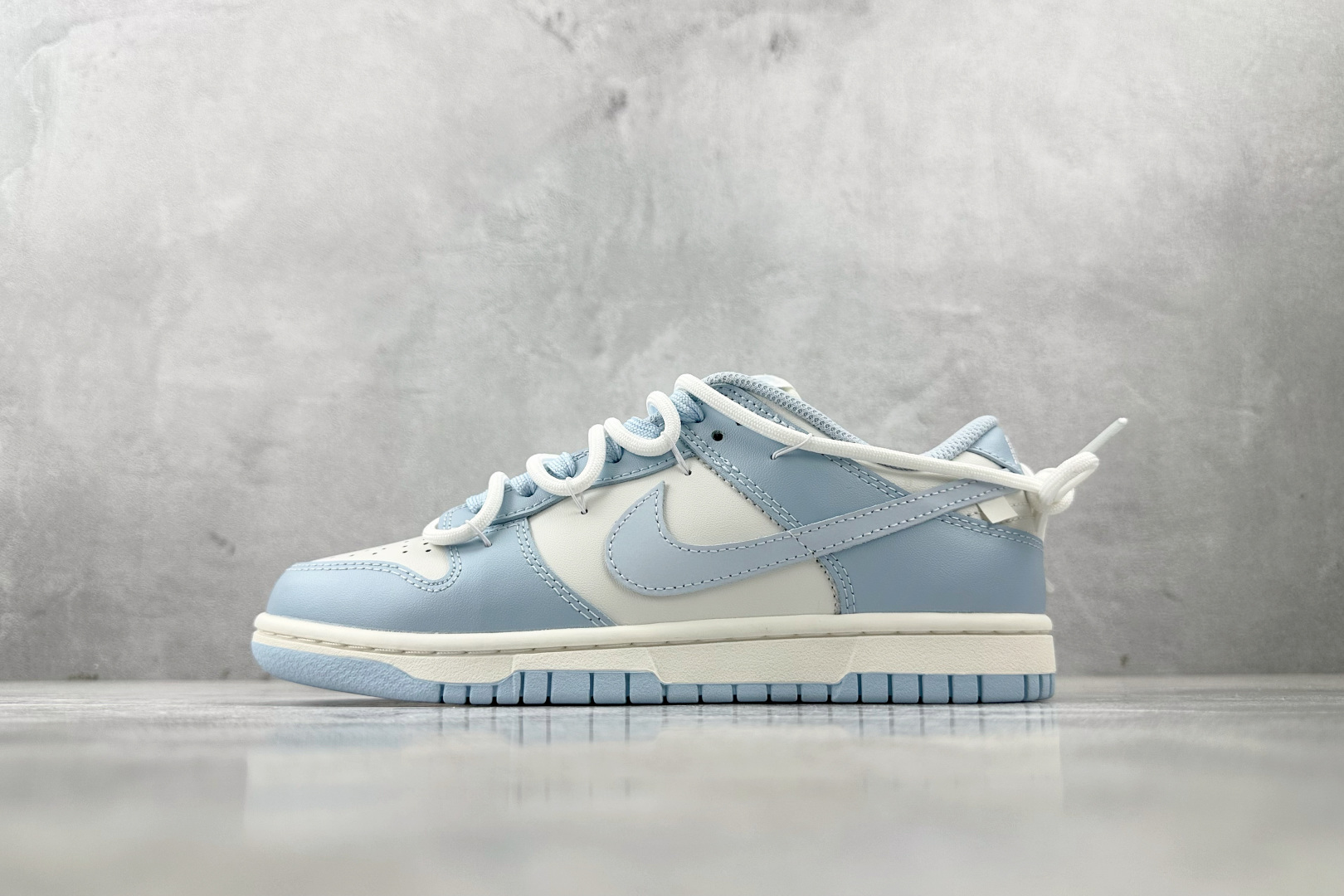  
【定制球鞋】Nike Dunk 洛水 米白蓝

货号：BW0510 060
尺码：35.5 36 3