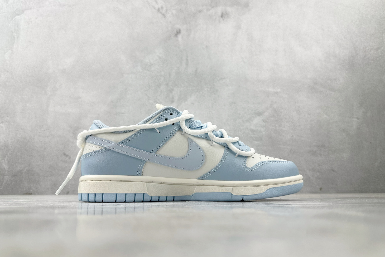  
【定制球鞋】Nike Dunk 洛水 米白蓝

货号：BW0510 060
尺码：35.5 36 3
