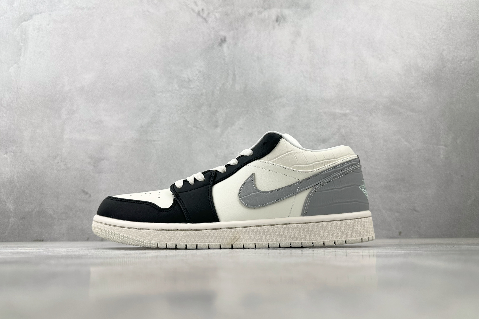 200 综合版 Jordan Air Jordan 1 白灰黑 IO2242-101
