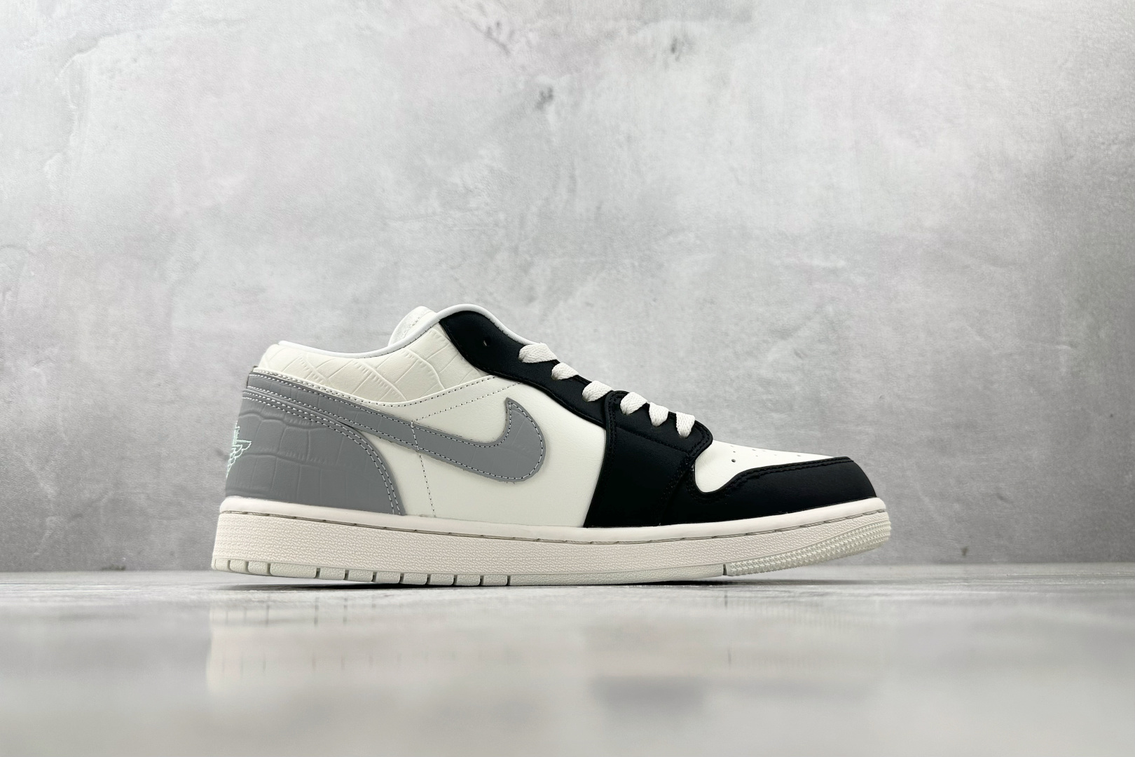 200 综合版 Jordan Air Jordan 1 白灰黑 IO2242-101