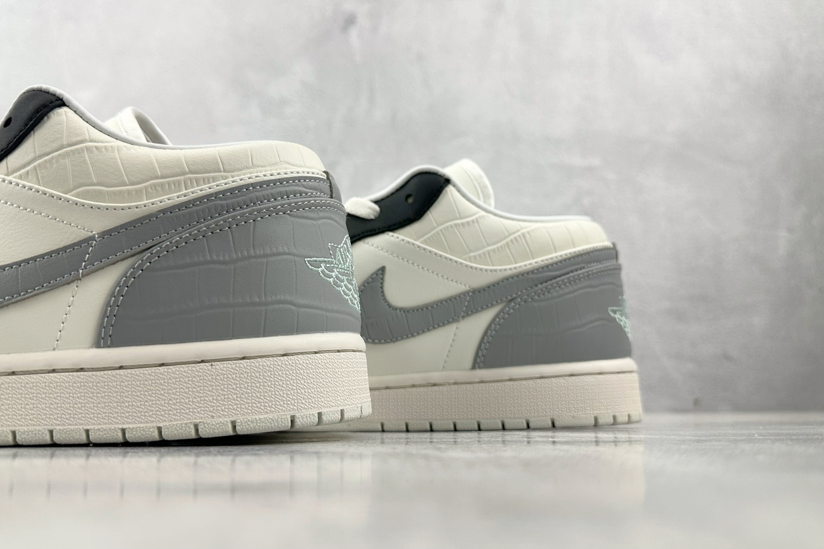 200 综合版 Jordan Air Jordan 1 白灰黑 IO2242-101