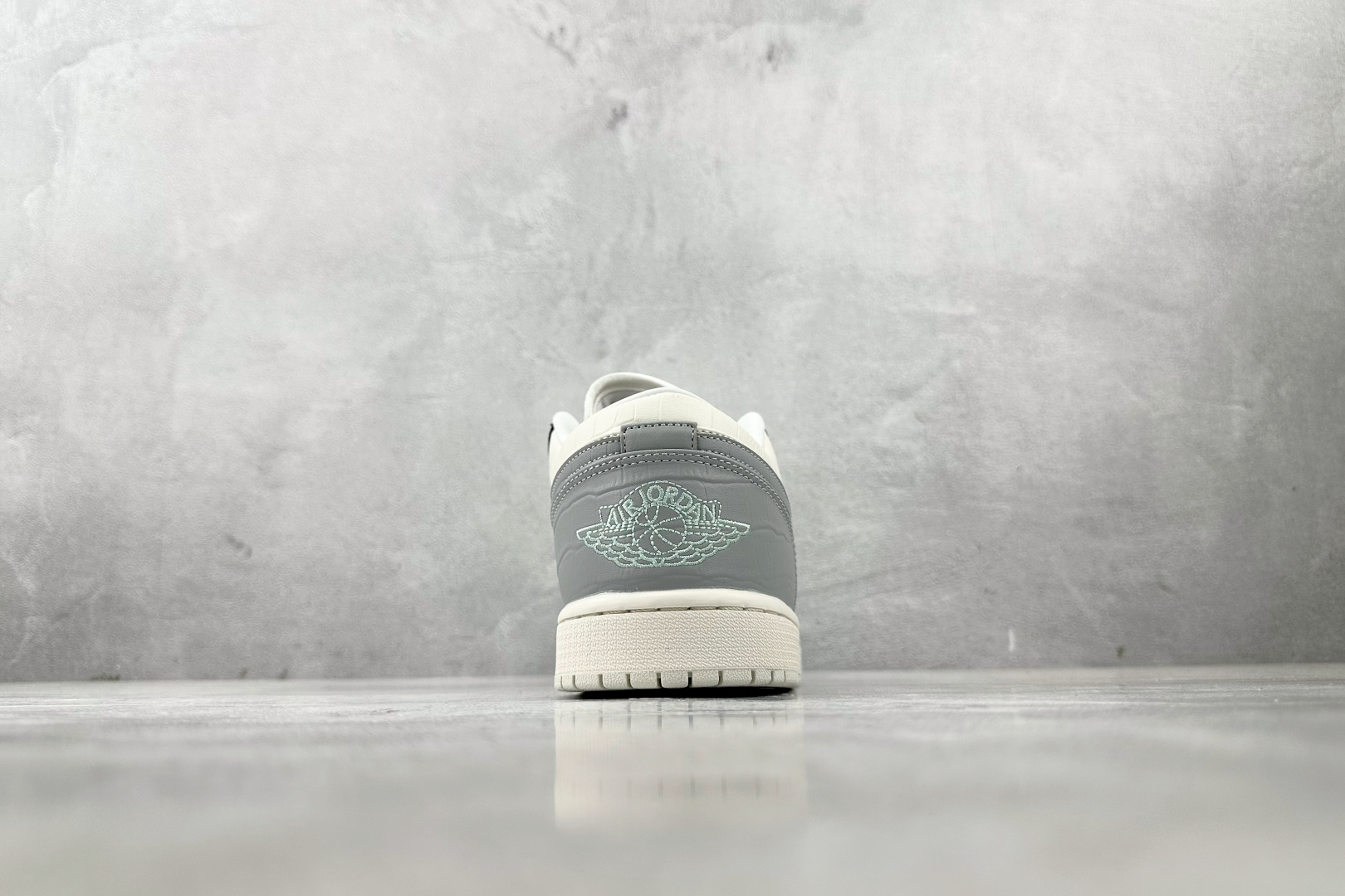 200 综合版 Jordan Air Jordan 1 白灰黑 IO2242-101