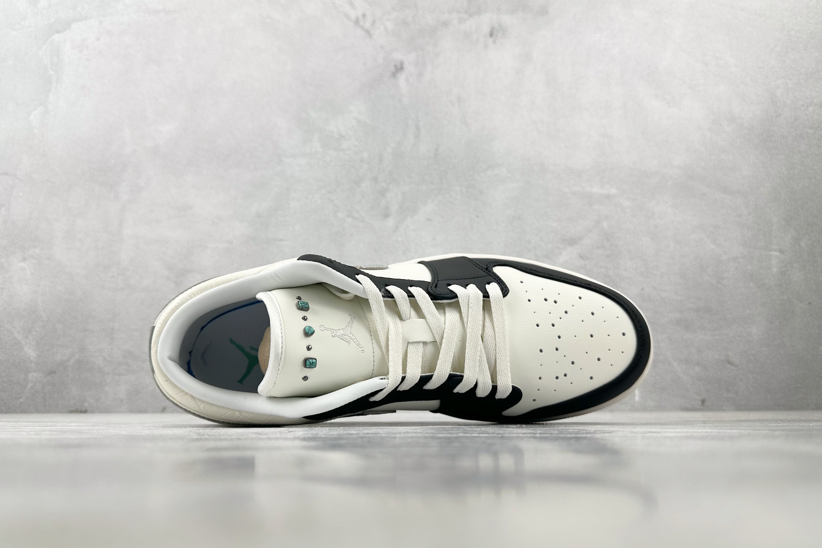 200 综合版 Jordan Air Jordan 1 白灰黑 IO2242-101