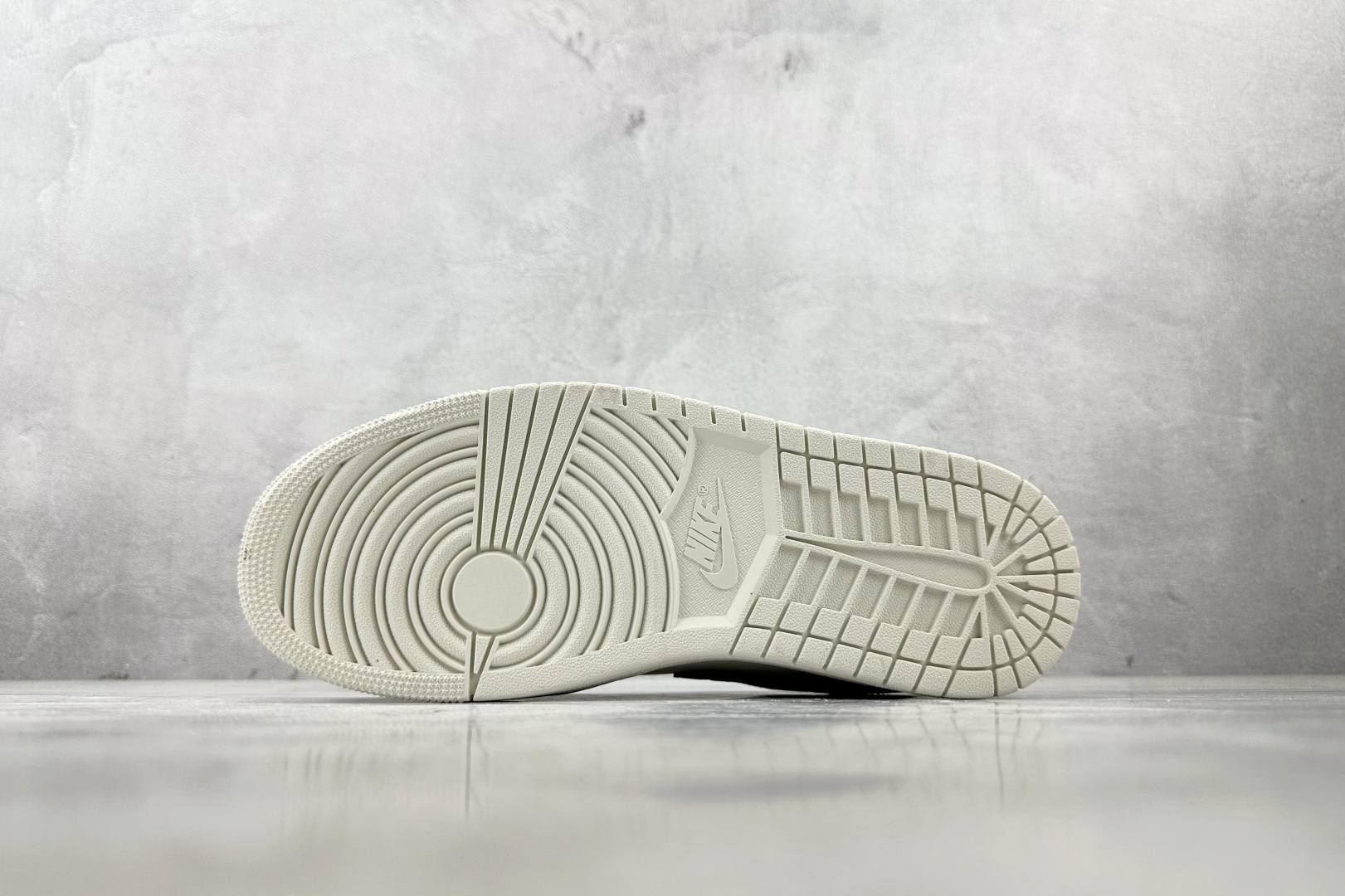 200 综合版 Jordan Air Jordan 1 白灰黑 IO2242-101