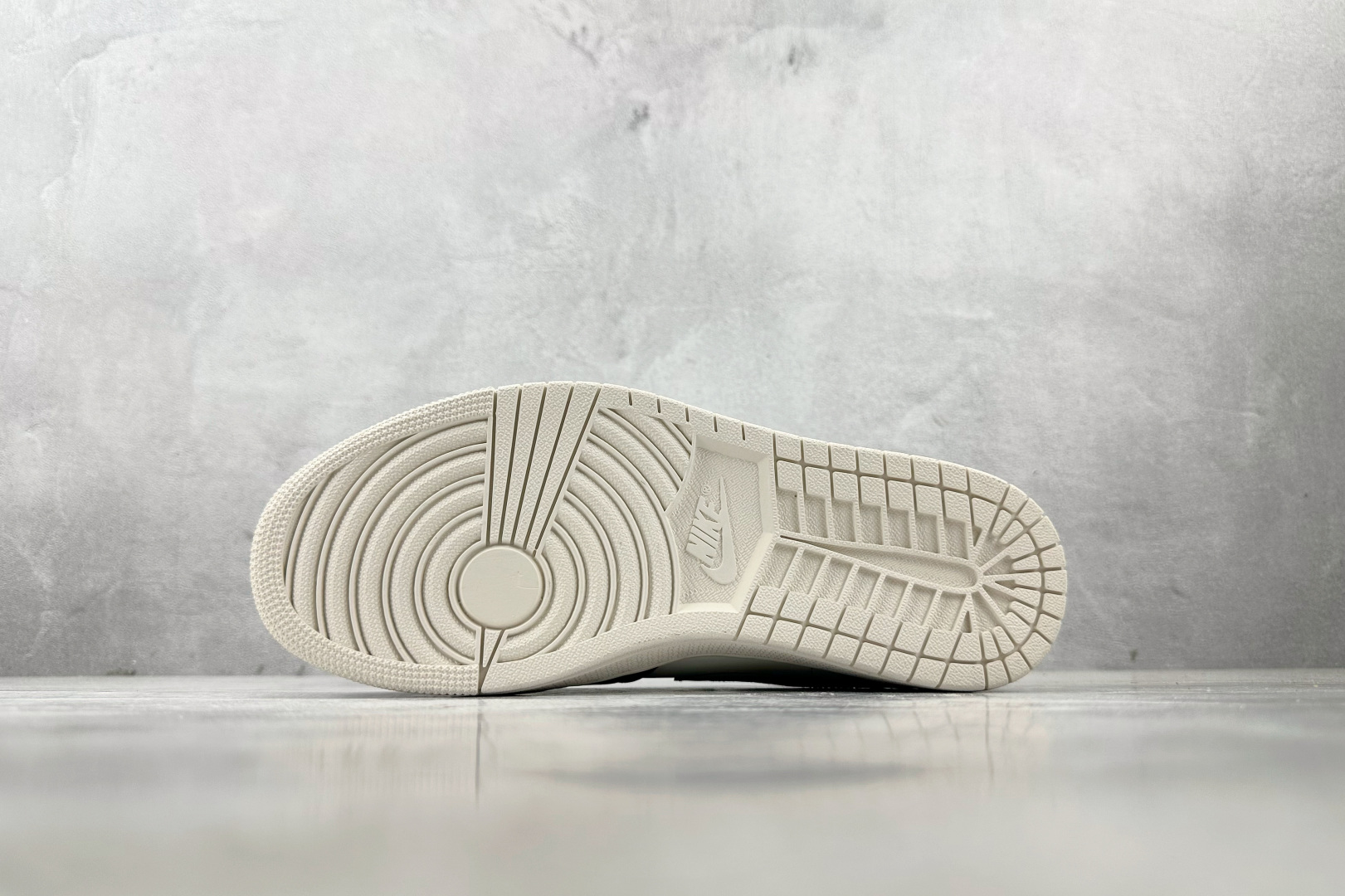 180 Jordan Air Jordan 1 low 白灰黑 IO2242-101
